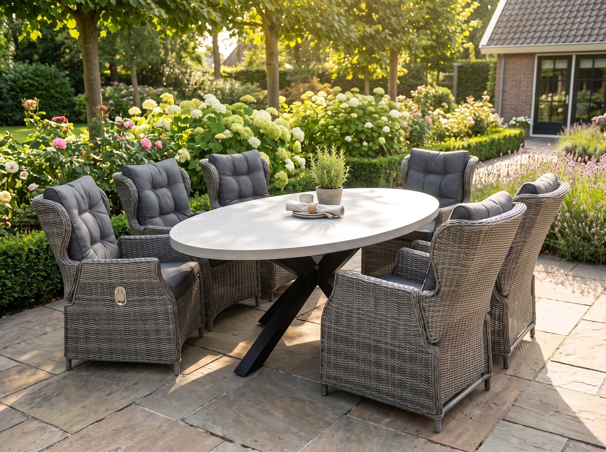Bixley-Barcelona Verstelbare Tuinset 6 Personen - Polystone / Kobo Grey in einem stimmungsvollen Garten - Outnest Gartenmöbel