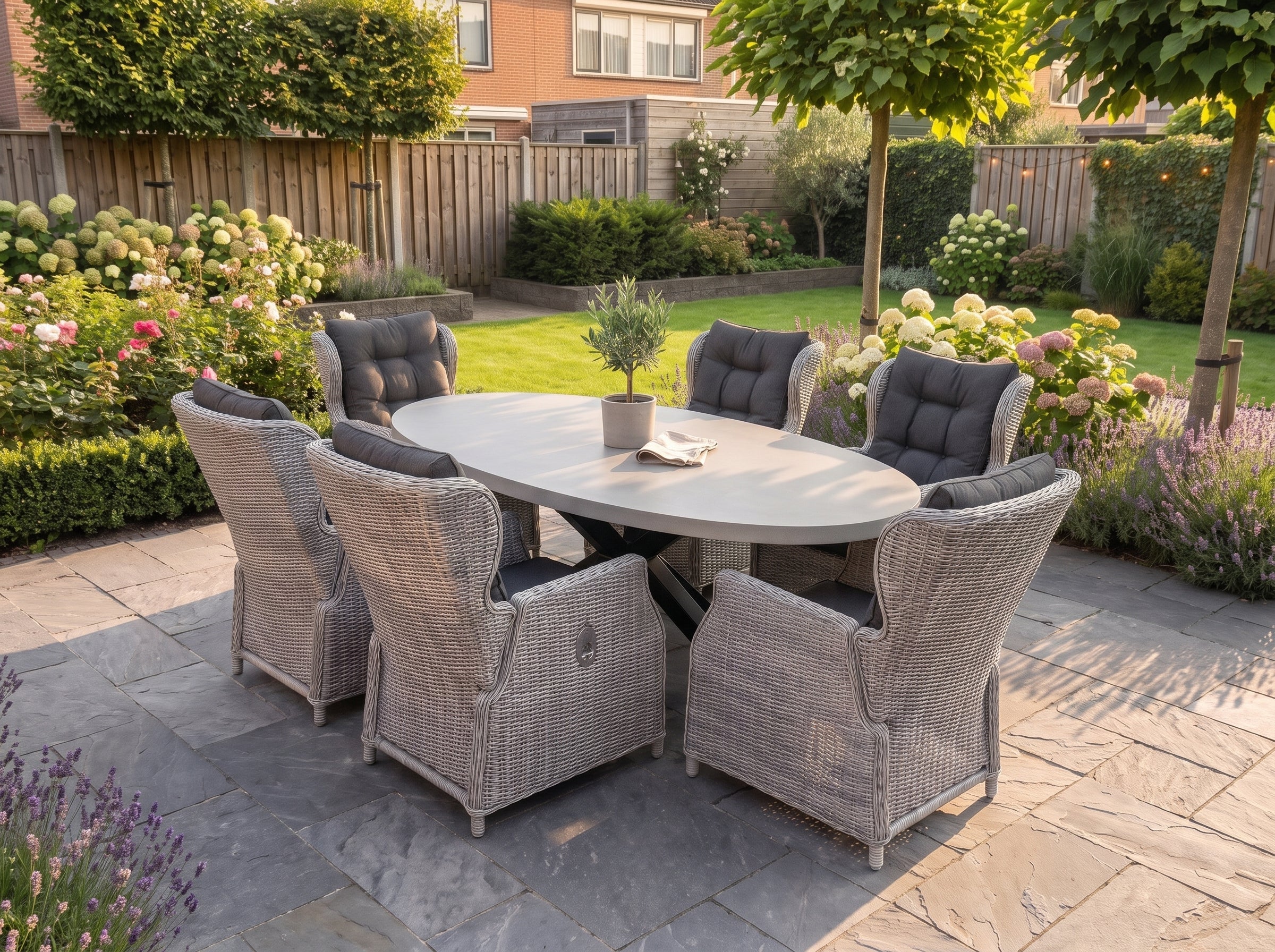 Bixley-Barcelona Verstelbare Tuinset 6 Personen - Polystone / Light Kobo Grey in einem stimmungsvollen Garten - Outnest