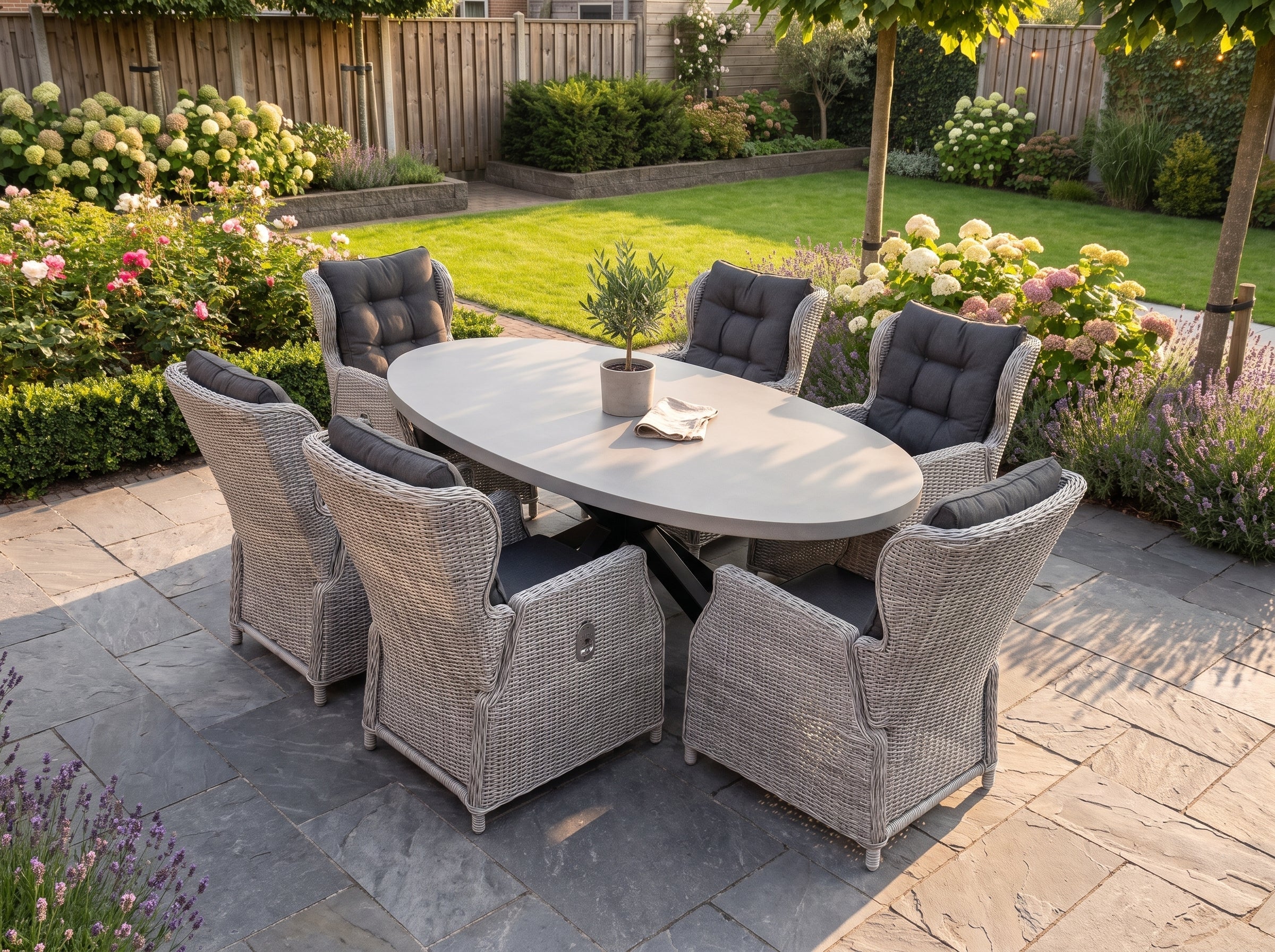 Bixley-Barcelona Verstelbare Tuinset 6 Personen - Polystone / Light Kobo Grey in einem stimmungsvollen Garten - Outnest