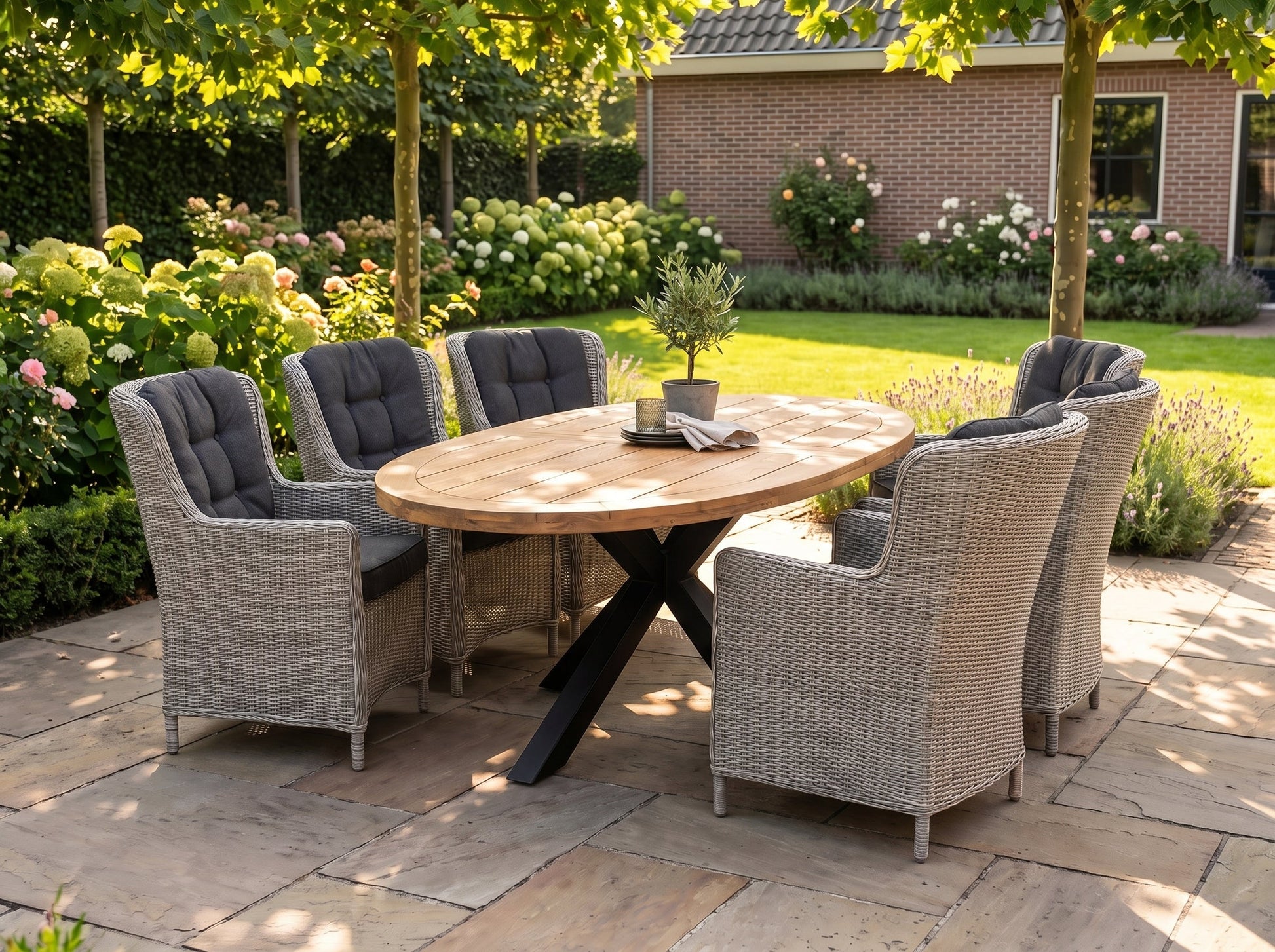 Bixley-Marina Tuinset 6 Personen - Acacia / Light Kobo Grey in einem stimmungsvollen Garten - Outnest Gartenmöbel