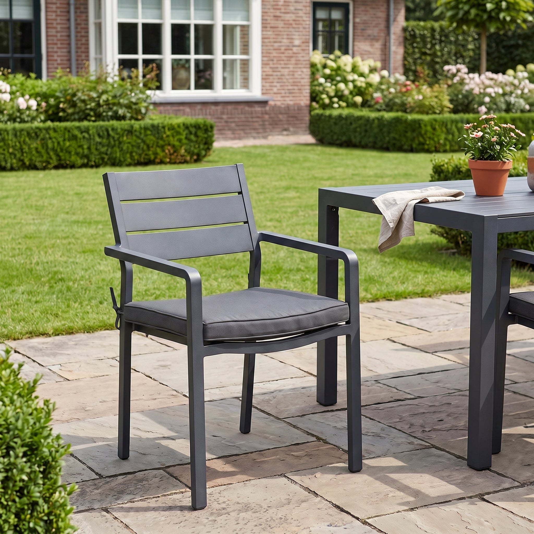 Bolton Stapelbare Tuinstoel | Dining in einem stimmungsvollen Garten - Outnest Gartenmöbel