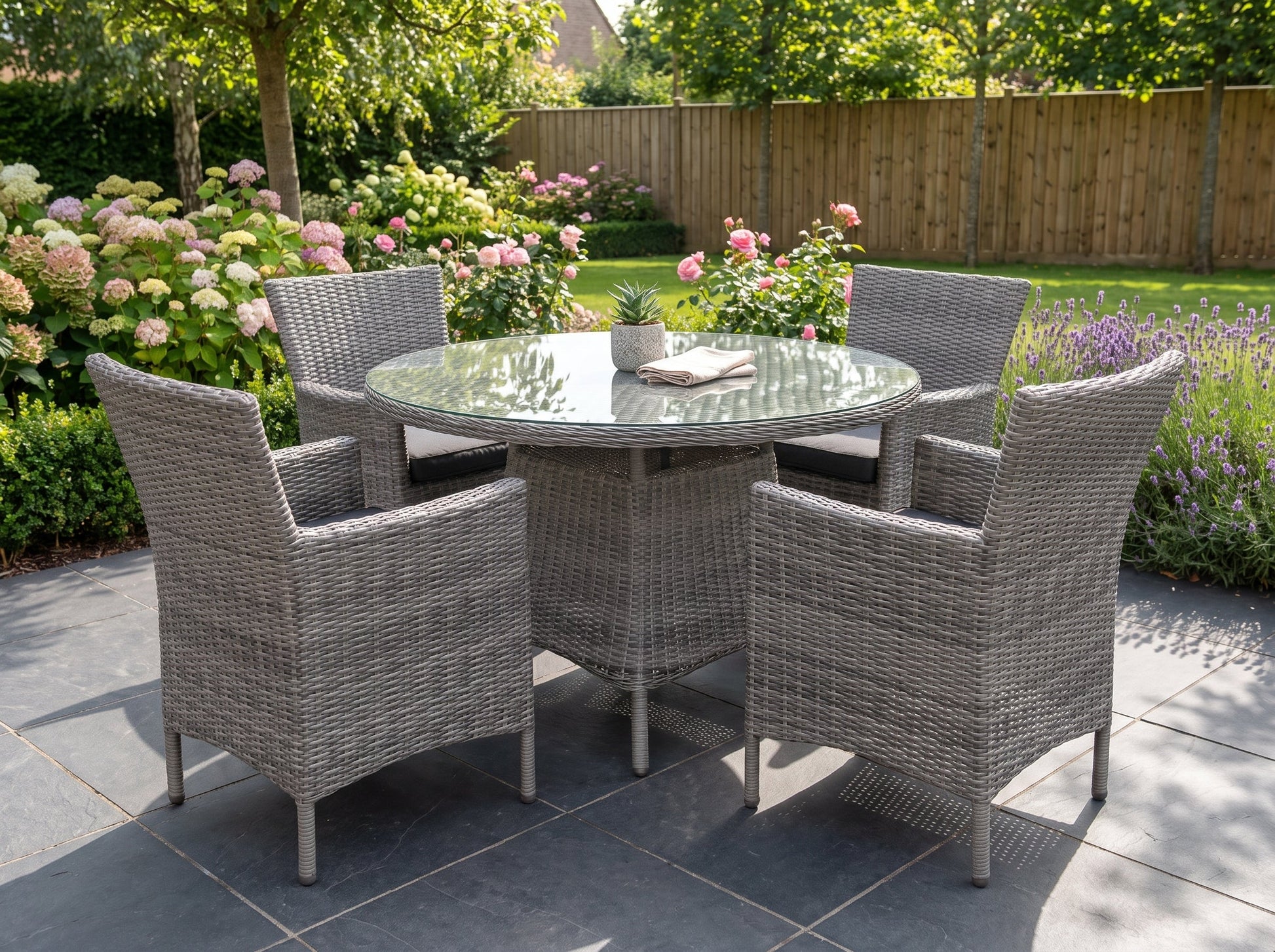 Brasil-Aruba Tuinset 4 Personen - Glas / Natural Grey in einem stimmungsvollen Garten - Outnest Gartenmöbel