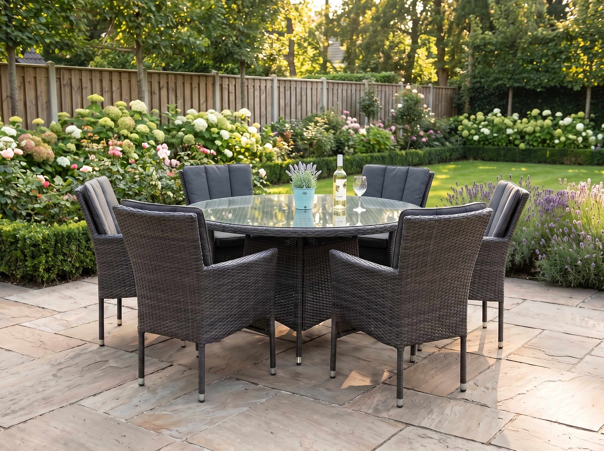 Brasil-Aruba Tuinset 6 Personen - Glas / Dark Grey in einem stimmungsvollen Garten - Outnest Gartenmöbel