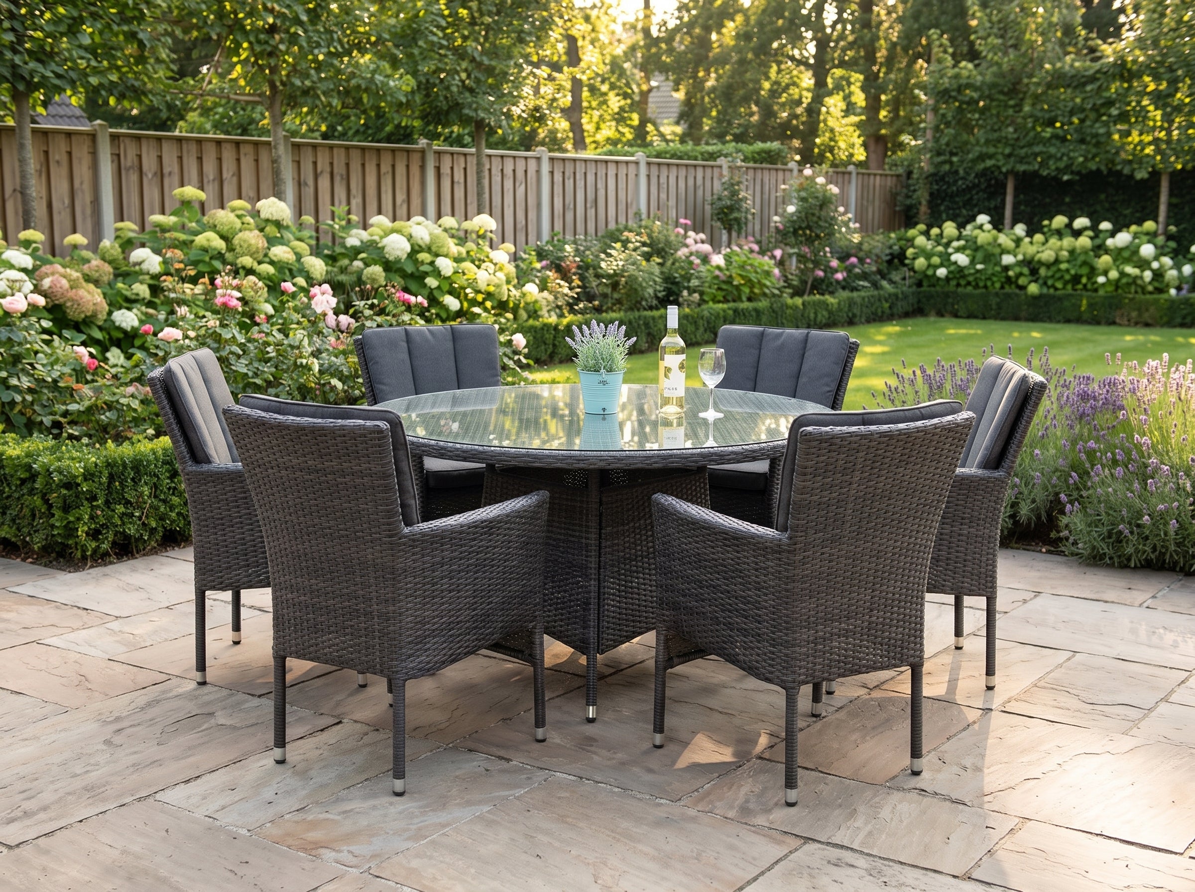 Brasil-Aruba Tuinset 6 Personen - Glas / Dark Grey in einem stimmungsvollen Garten - Outnest Gartenmöbel