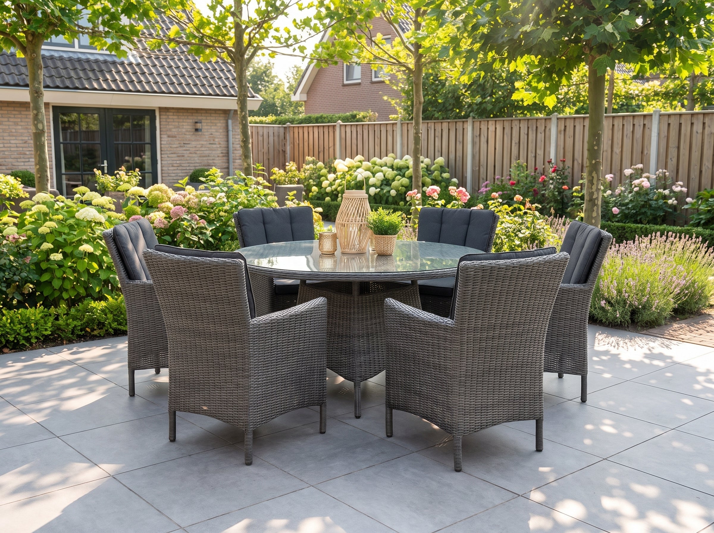 Brasil-Aruba Tuinset 6 Personen - Glas / Rock Grey in einem stimmungsvollen Garten - Outnest Gartenmöbel