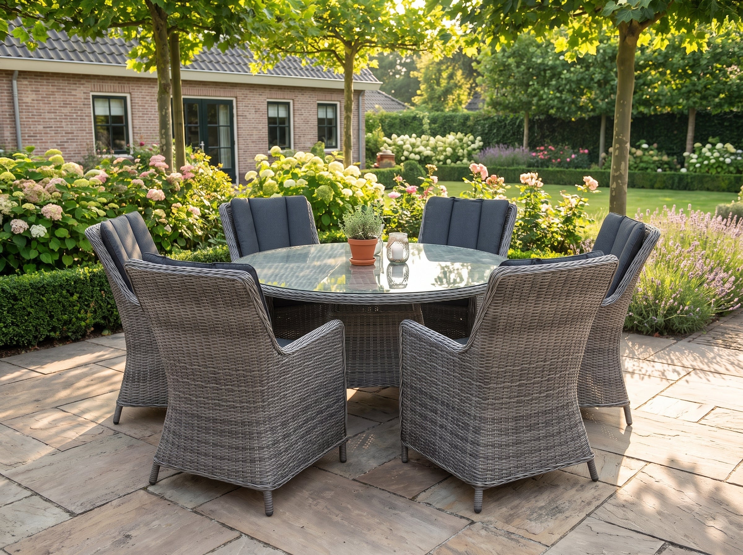 Brasil-Avalon Tuinset 6 Personen - Glas / Natural Grey in einem stimmungsvollen Garten - Outnest Gartenmöbel