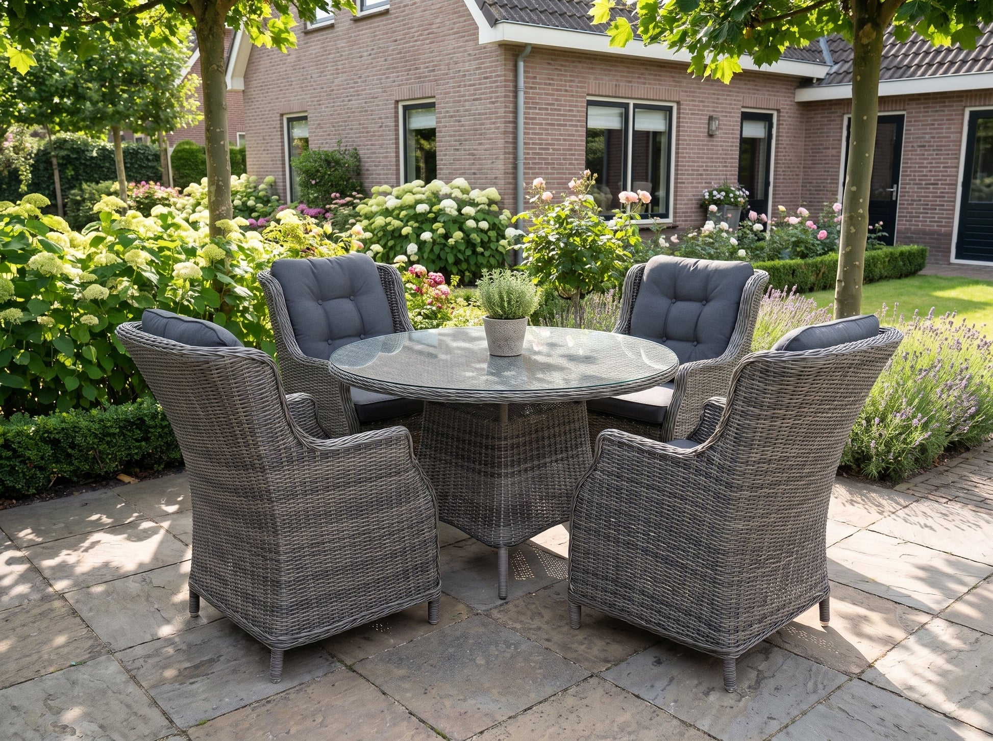 Brasil-Darwin Tuinset 4 Personen - Glas / Kobo Grey in einem stimmungsvollen Garten - Outnest Gartenmöbel