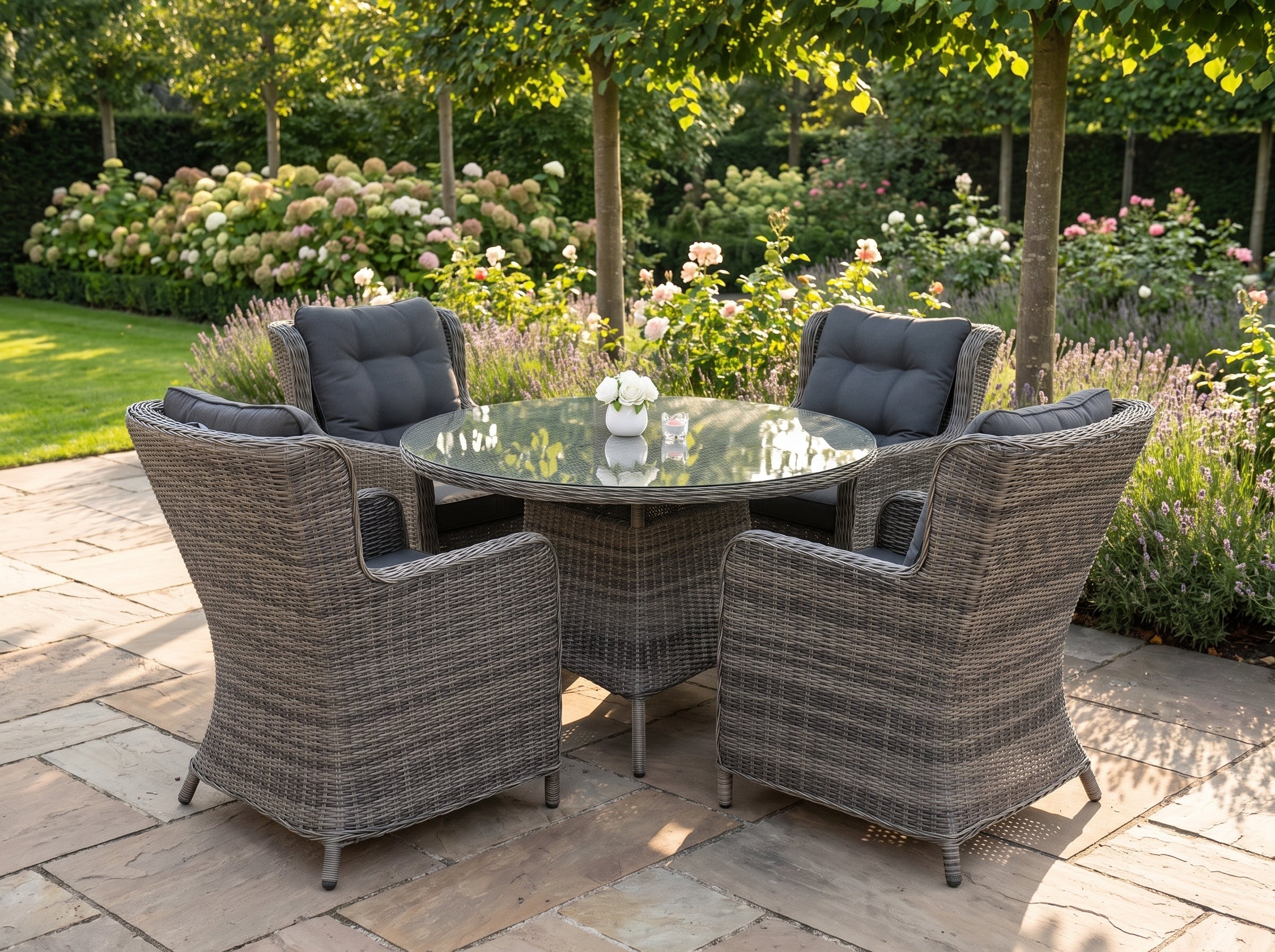 Brasil-Delano Tuinset 4 Personen - Glas / Kobo Grey in einem stimmungsvollen Garten - Outnest Gartenmöbel