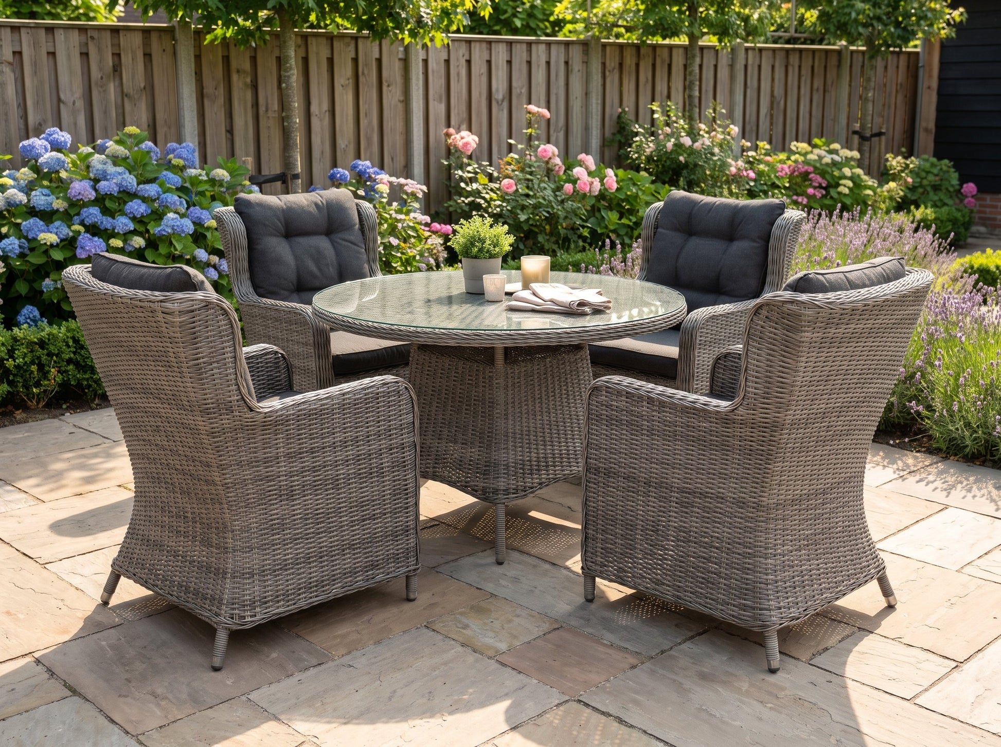 Brasil-Delano Tuinset 4 Personen - Glas / Natural Grey in einem stimmungsvollen Garten - Outnest Gartenmöbel