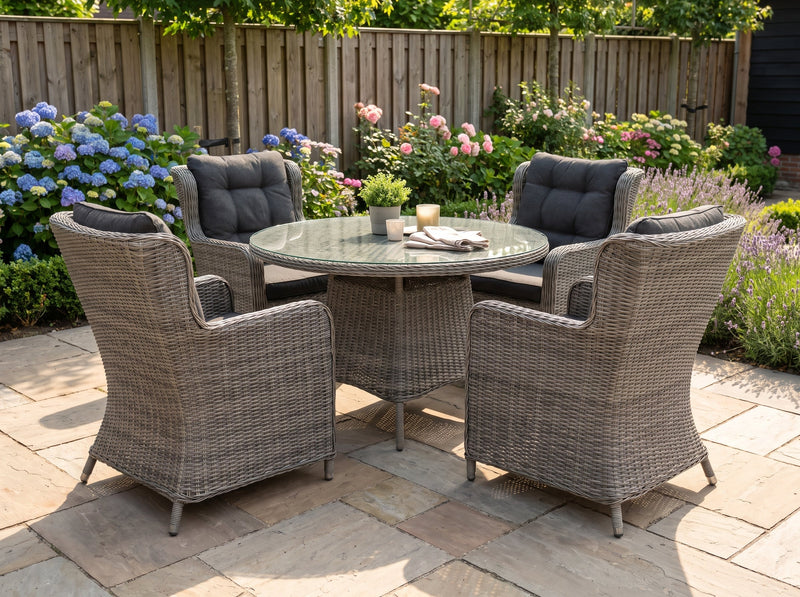 Brasil-Delano Tuinset 4 Personen - Glas / Natural Grey in einem stimmungsvollen Garten - Outnest Gartenmöbel