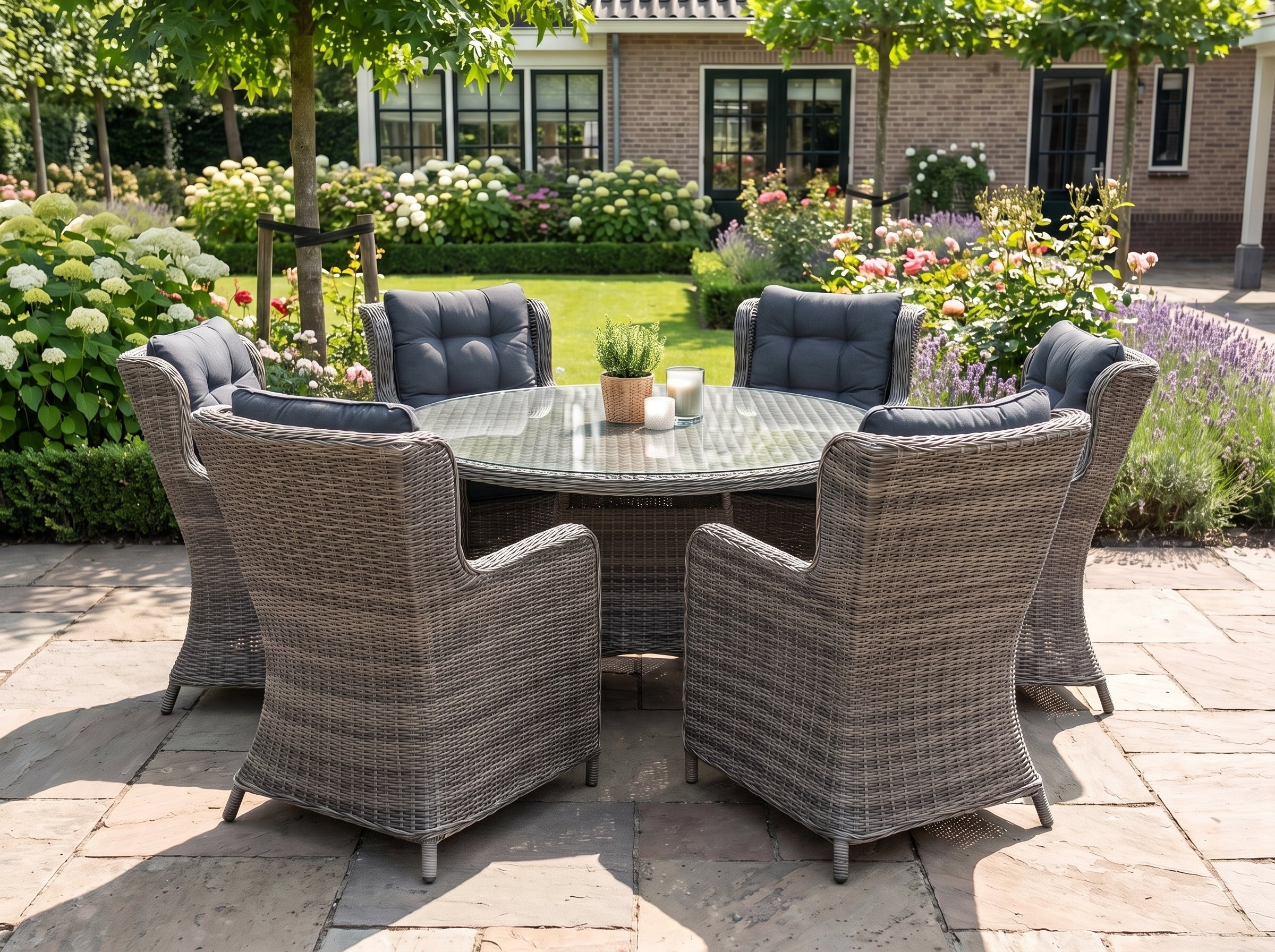 Brasil-Delano Tuinset 6 Personen - Glas / Kobo Grey in einem stimmungsvollen Garten - Outnest Gartenmöbel