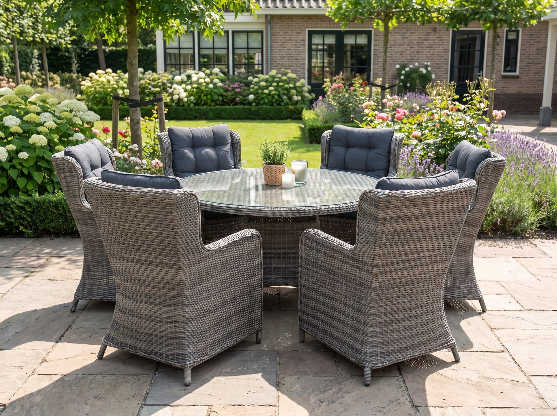 Brasil-Delano Tuinset 6 Personen - Glas / Kobo Grey in einem stimmungsvollen Garten - Outnest Gartenmöbel