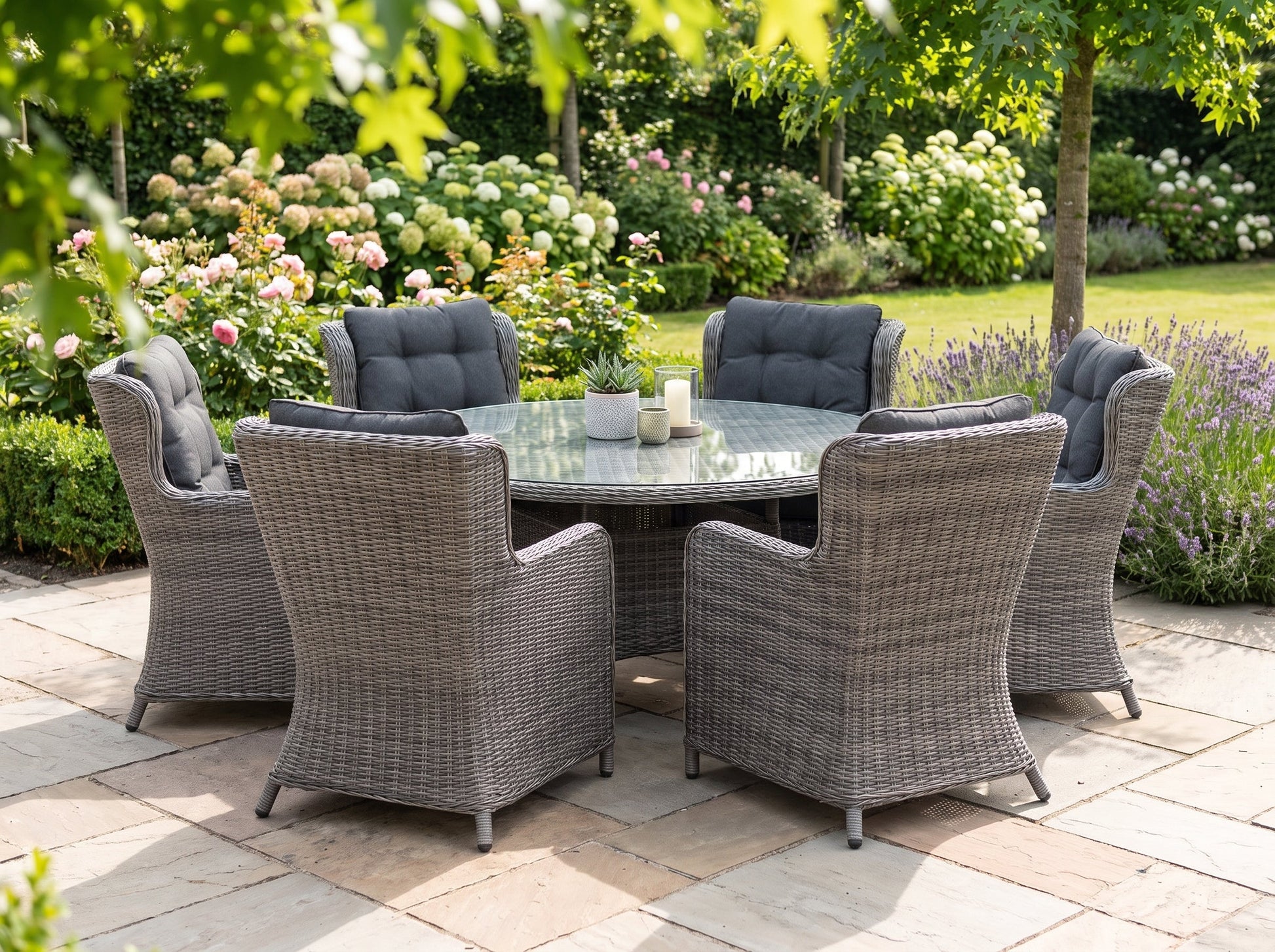 Brasil-Delano Tuinset 6 Personen - Glas / Natural Grey in einem stimmungsvollen Garten - Outnest Gartenmöbel
