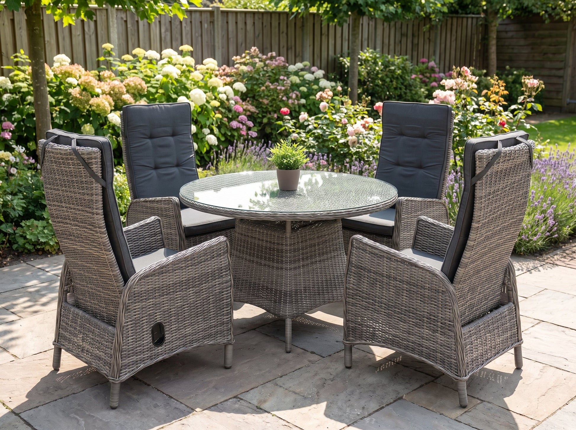 Brasil-Kansas Verstelbare Tuinset 4 Personen - Glas / Kobo Grey in einem stimmungsvollen Garten - Outnest Gartenmöbel