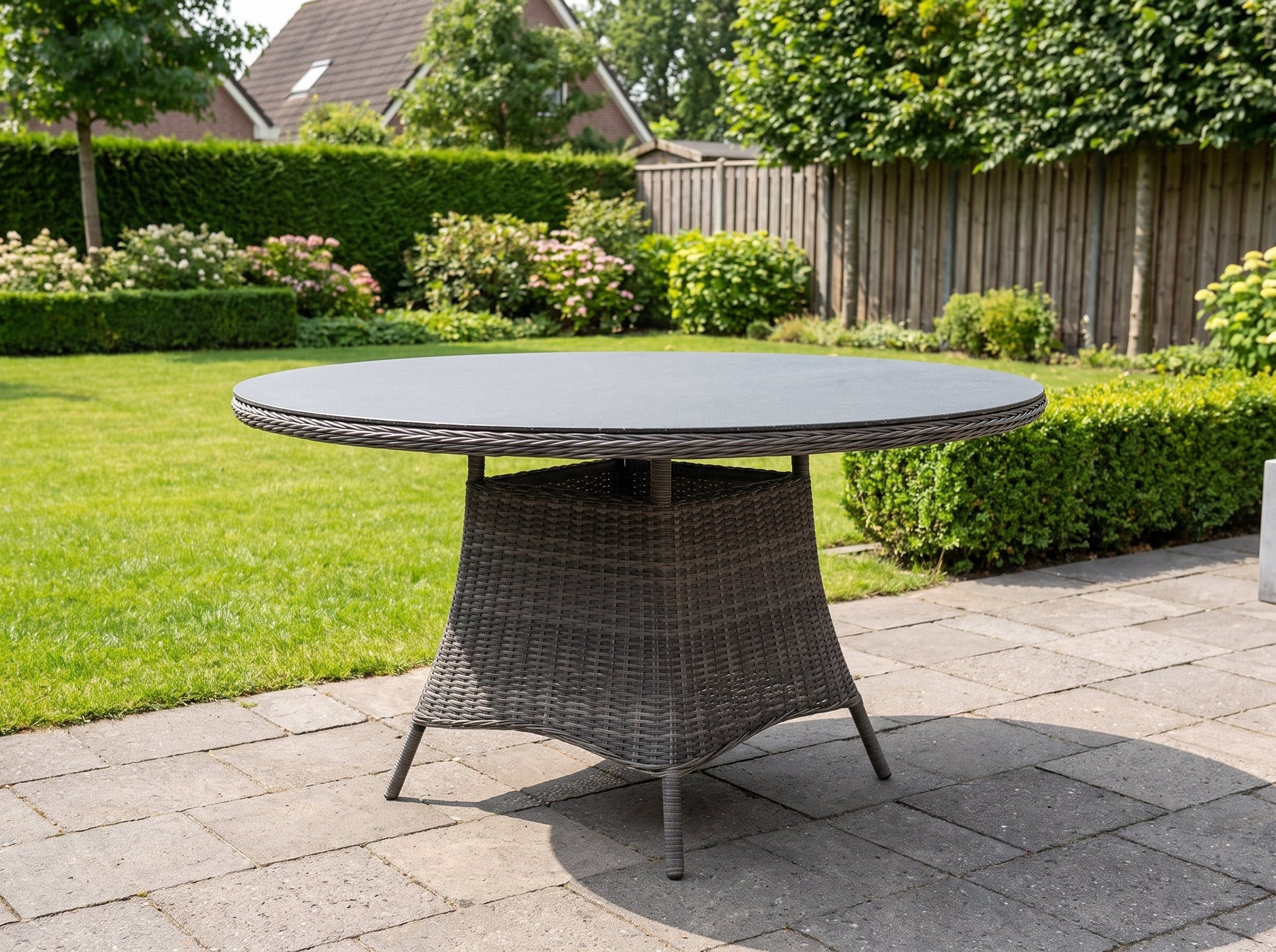 Brasil Ronde Tuintafel 120 cm - Spraystone / Kobo Grey in einem stimmungsvollen Garten - Outnest Gartenmöbel
