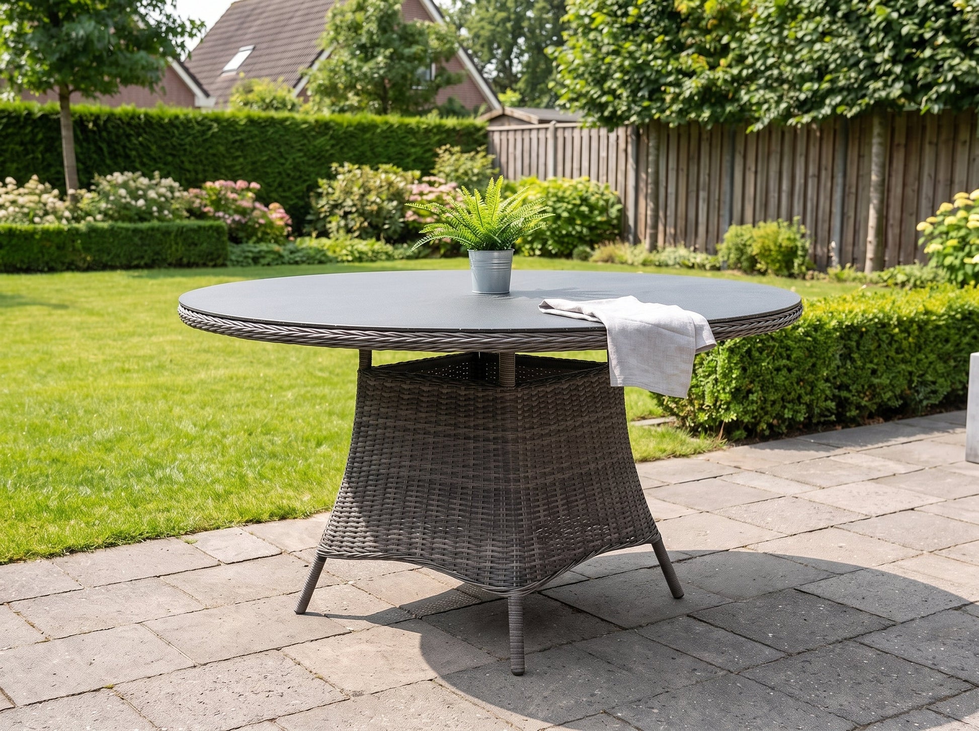 Brasil Ronde Tuintafel 120 cm - Spraystone / Kobo Grey in einem stimmungsvollen Garten - Outnest Gartenmöbel