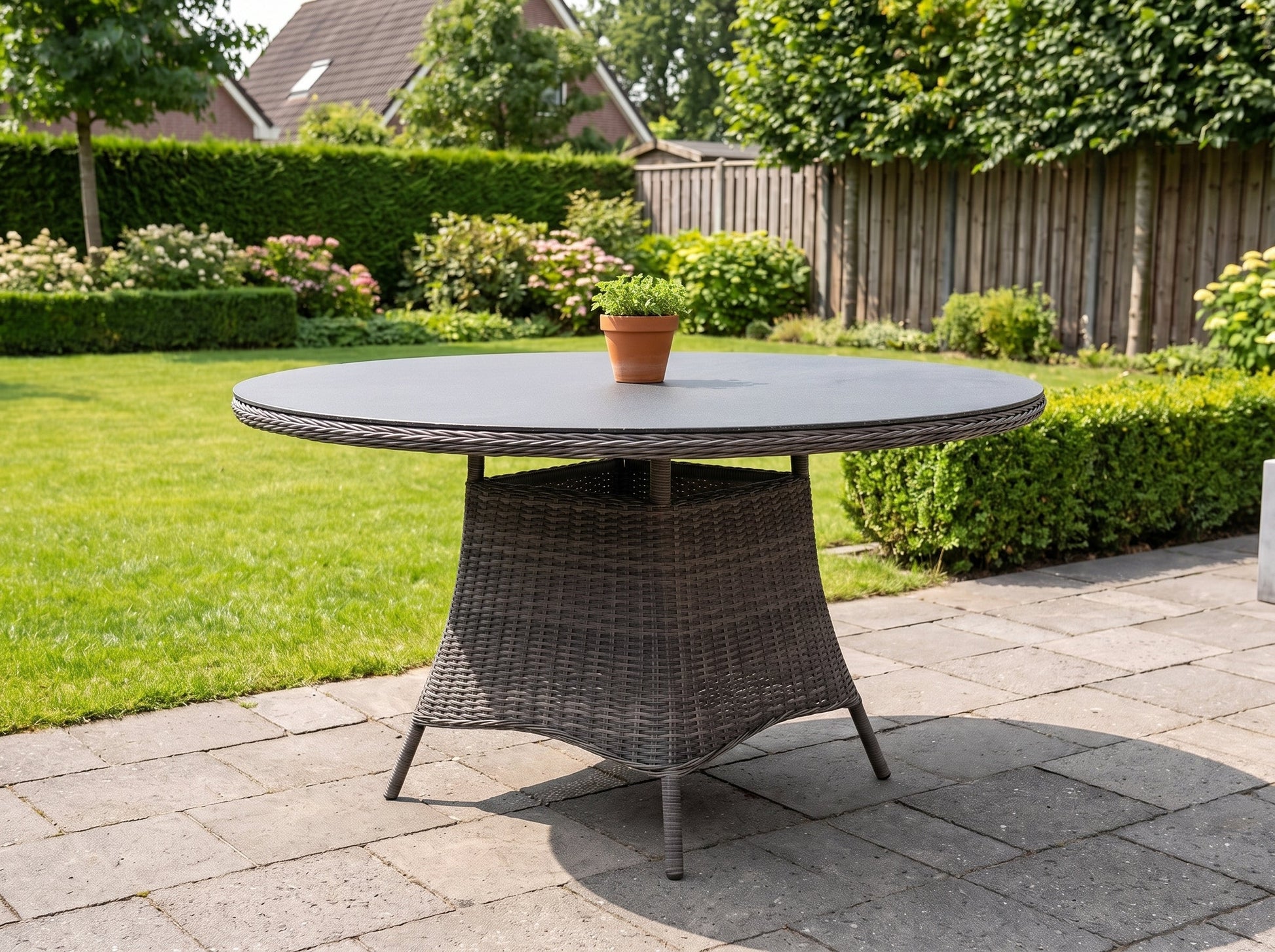 Brasil Ronde Tuintafel 120 cm - Spraystone / Kobo Grey in einem stimmungsvollen Garten - Outnest Gartenmöbel