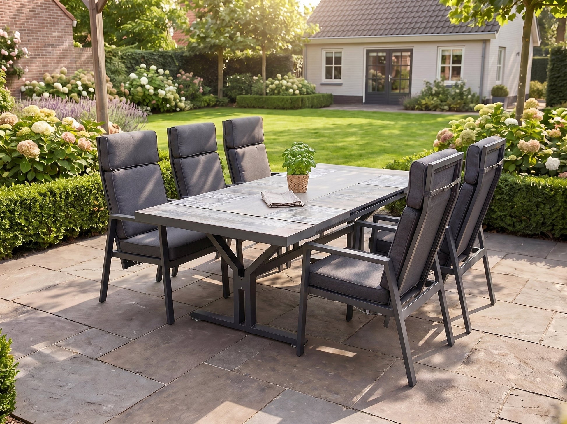 Bressano-Birmingham Verstelbare Tuinset 6 Personen - Aluminium / Dark Grey in einem stimmungsvollen Garten - Outnest