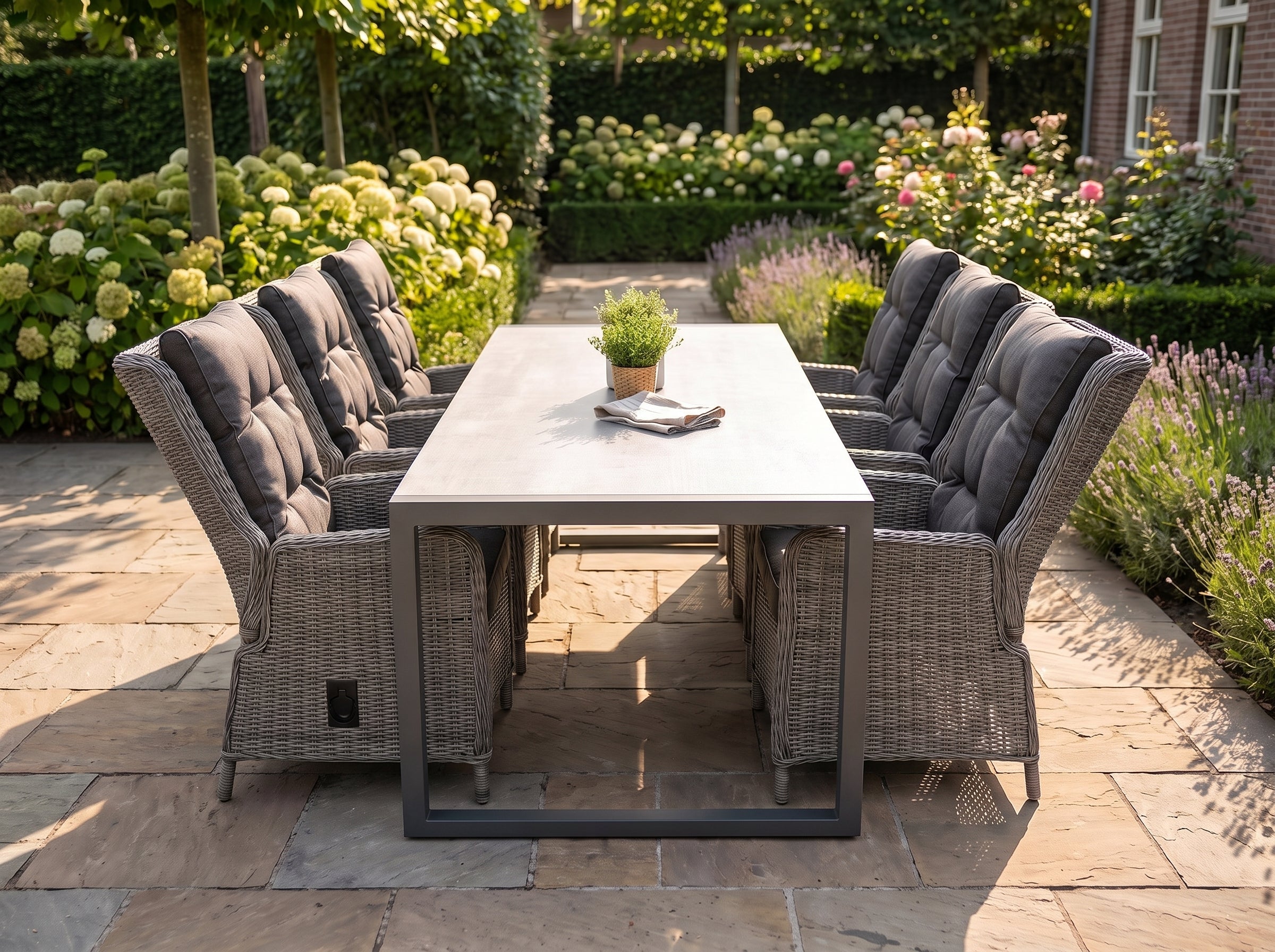 Bressano-Marling Verstelbare Tuinset 6 Personen - Aluminium / Natural Grey in einem stimmungsvollen Garten - Outnest