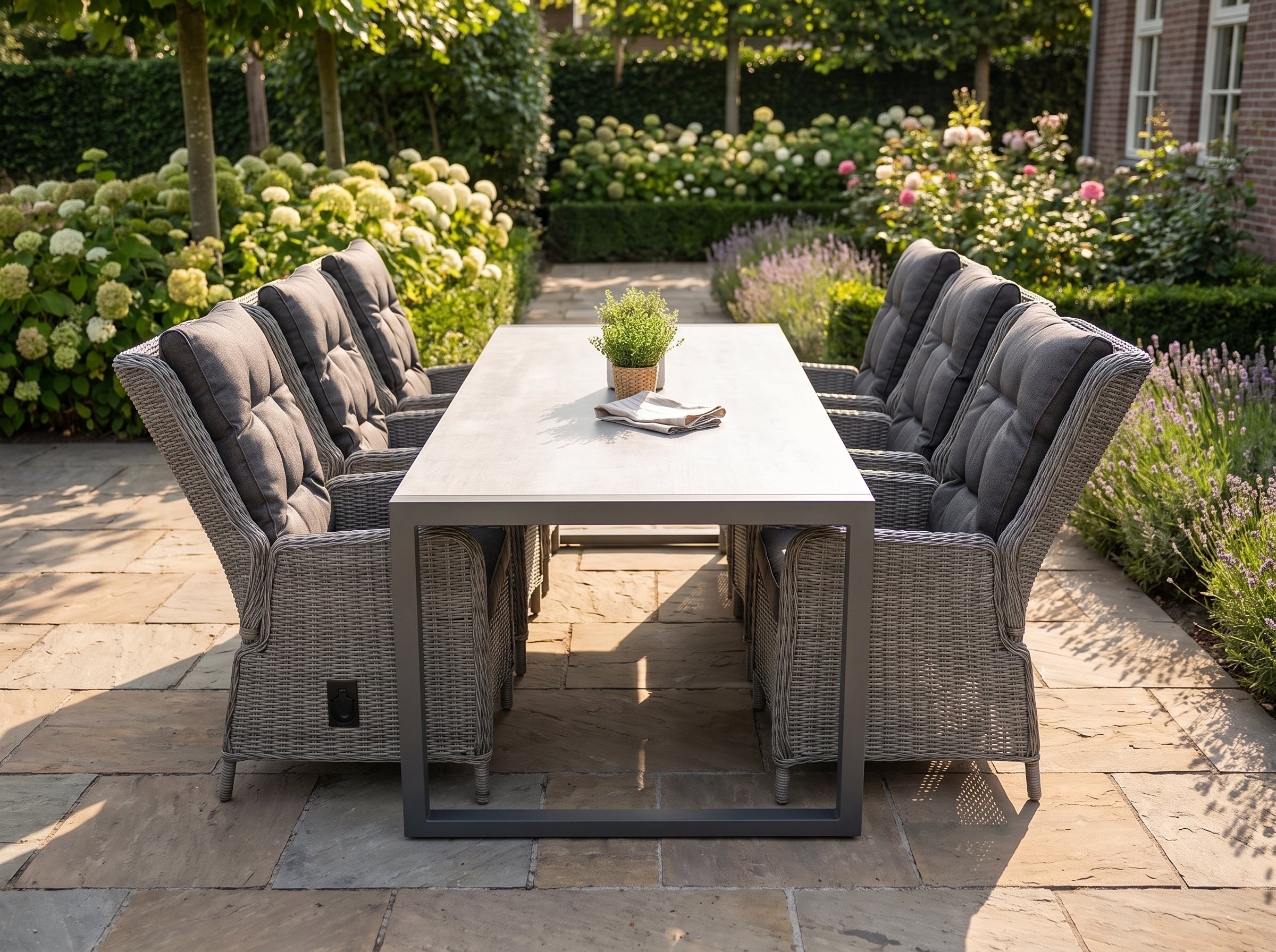 Bressano-Marling Verstelbare Tuinset 6 Personen - Aluminium / Natural Grey in einem stimmungsvollen Garten - Outnest