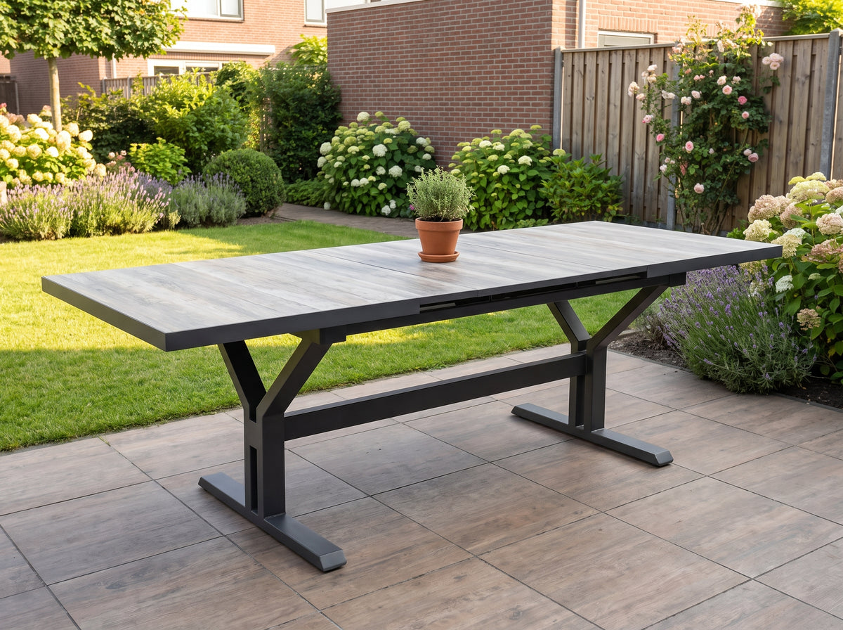 Bressano Uitschuifbare Tuintafel in een sfeervolle tuin - Outnest tuinmeubelen