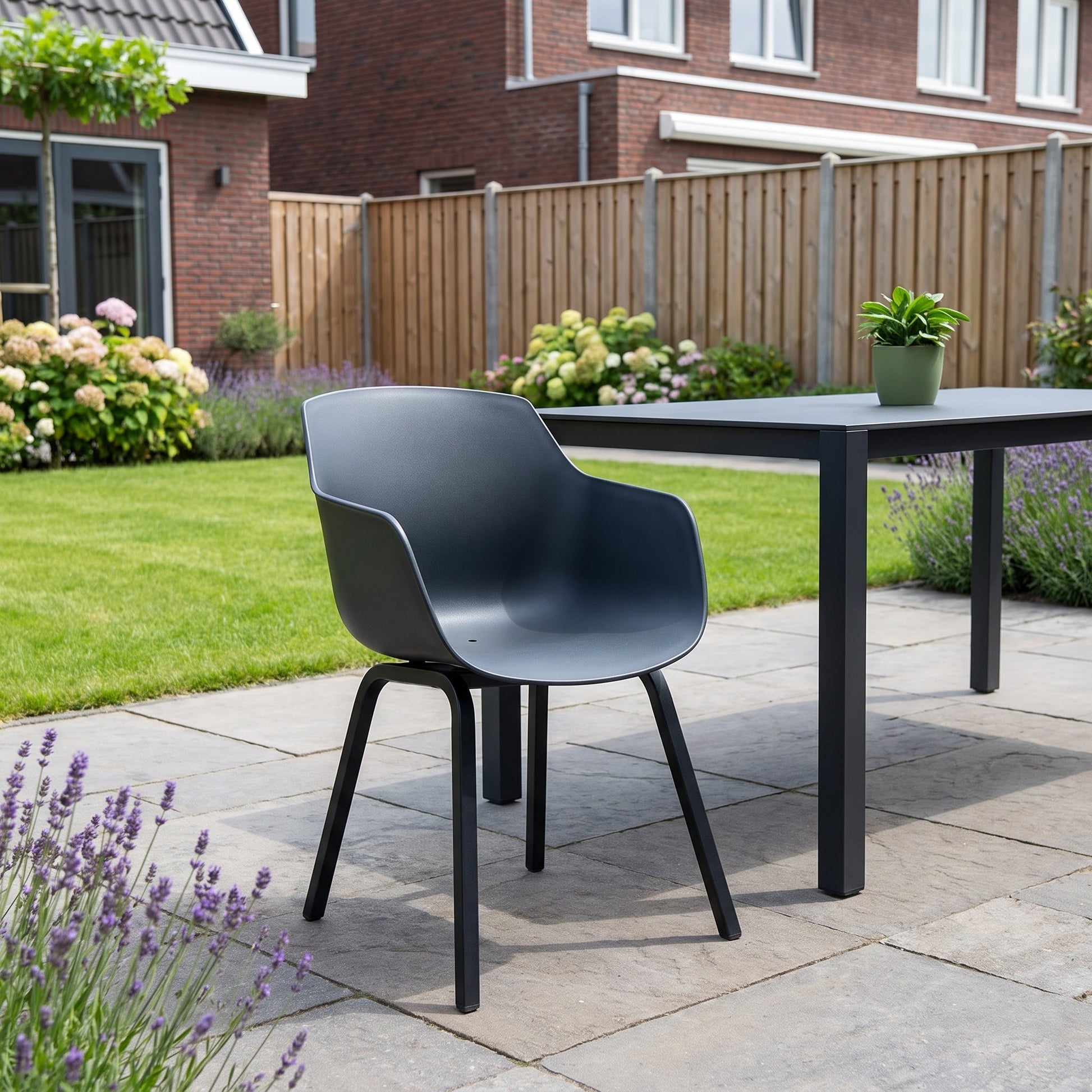 Bristol Tuinstoel | Dining - Anthracite in einem stimmungsvollen Garten - Outnest Gartenmöbel