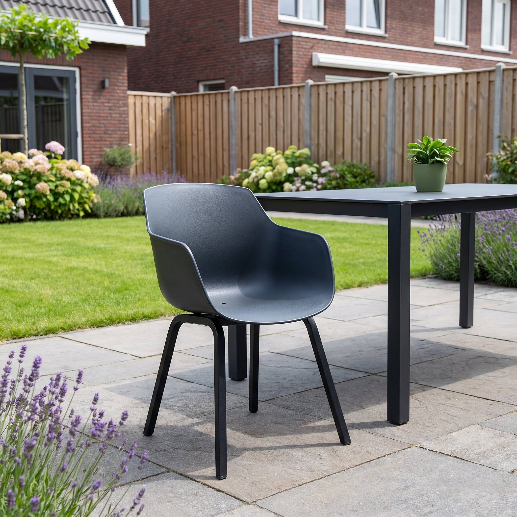 Bristol Tuinstoel | Dining - Anthracite in einem stimmungsvollen Garten - Outnest Gartenmöbel