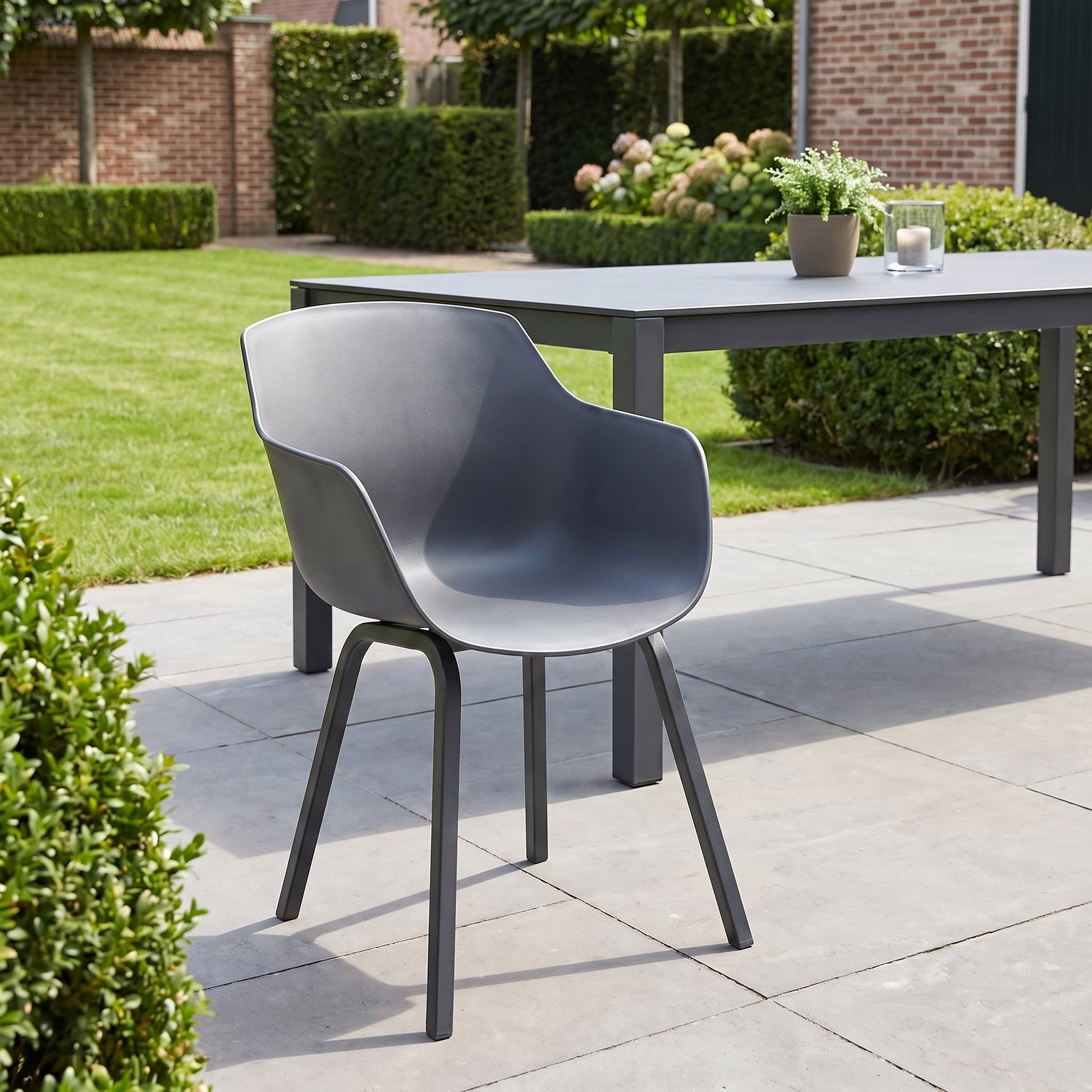 Bristol Tuinstoel | Dining - Anthracite in einem stimmungsvollen Garten - Outnest Gartenmöbel