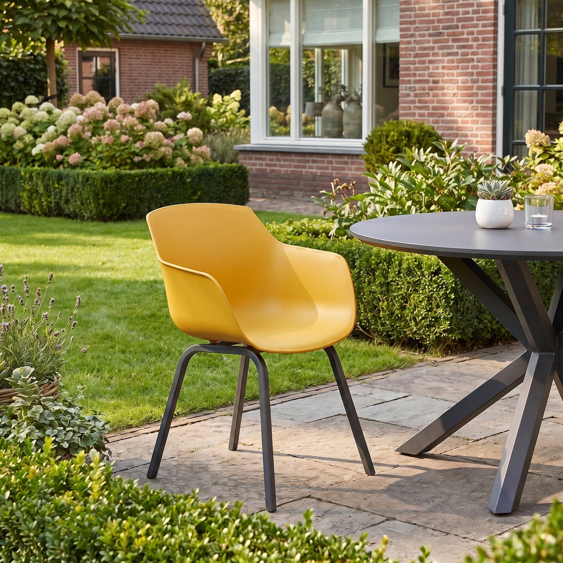 Bristol Tuinstoel | Dining - Yellow in einem stimmungsvollen Garten - Outnest Gartenmöbel
