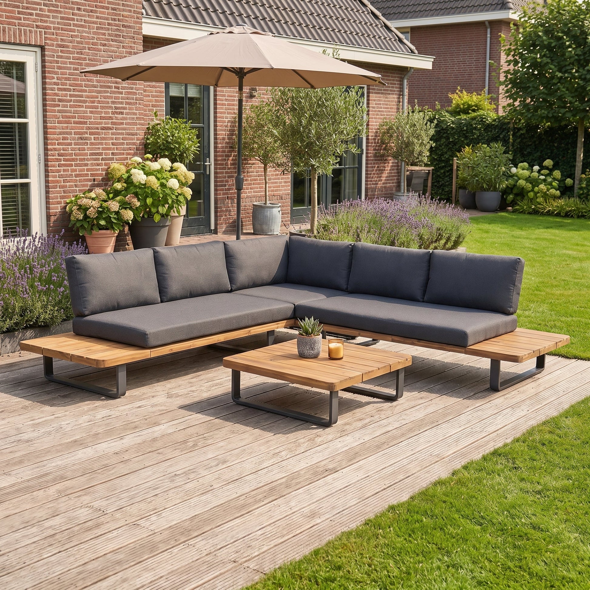 Bronx Hoek Loungeset in einem stimmungsvollen Garten - Outnest Gartenmöbel