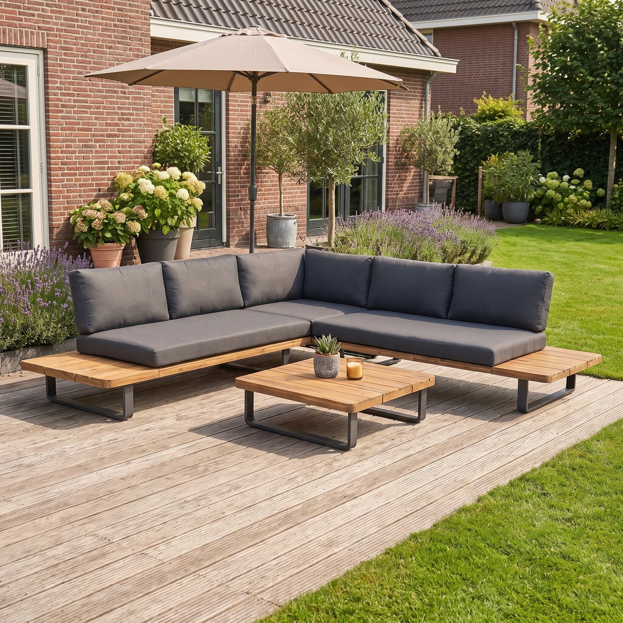 Bronx Hoek Loungeset in einem stimmungsvollen Garten - Outnest Gartenmöbel