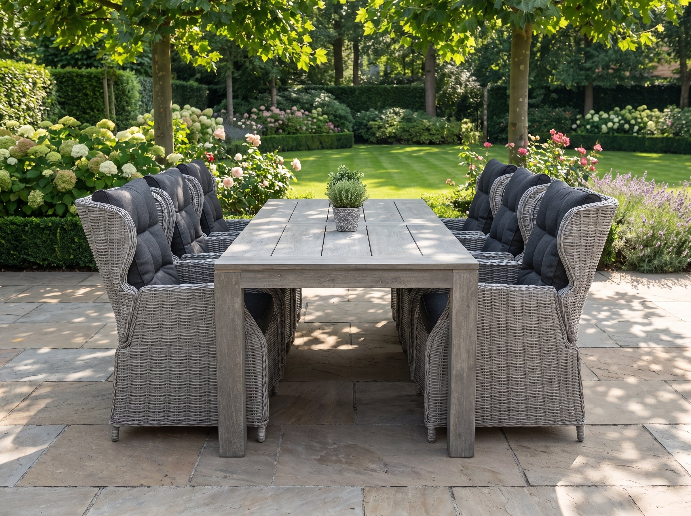 Cancun-Barcelona Verstelbare Tuinset 6 Personen - Acacia / Light Kobo Grey in einem stimmungsvollen Garten - Outnest