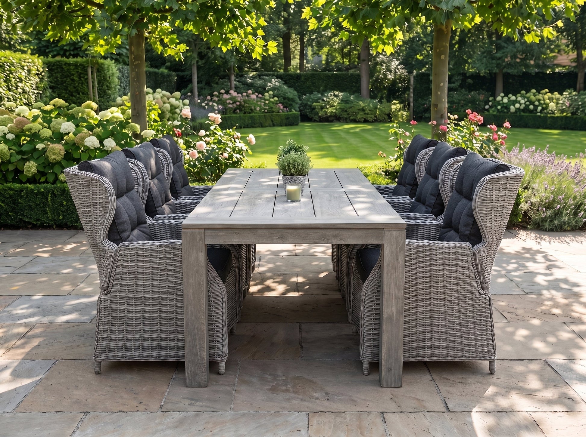 Cancun-Barcelona Verstelbare Tuinset 6 Personen - Acacia / Light Kobo Grey in einem stimmungsvollen Garten - Outnest