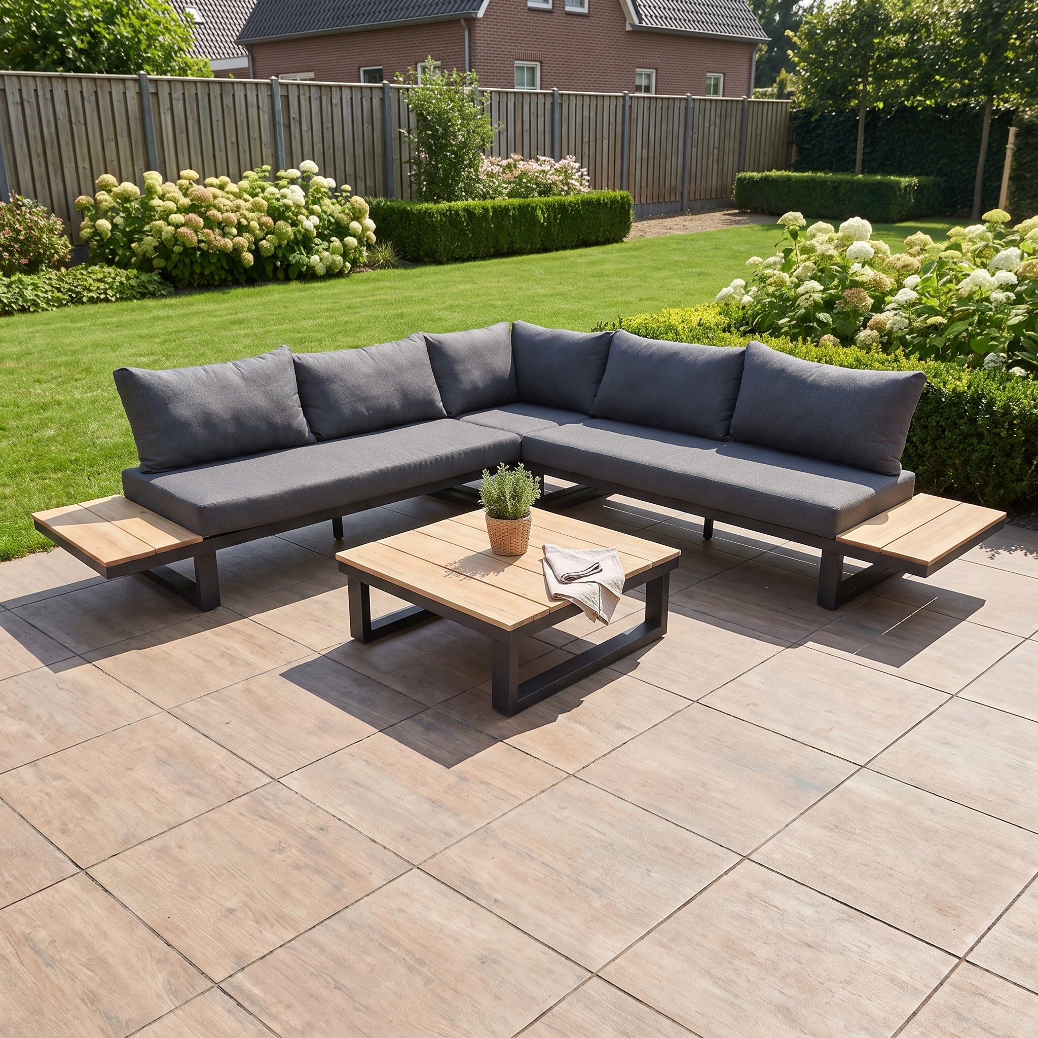Canyon Hoek Loungeset in einem stimmungsvollen Garten - Outnest Gartenmöbel
