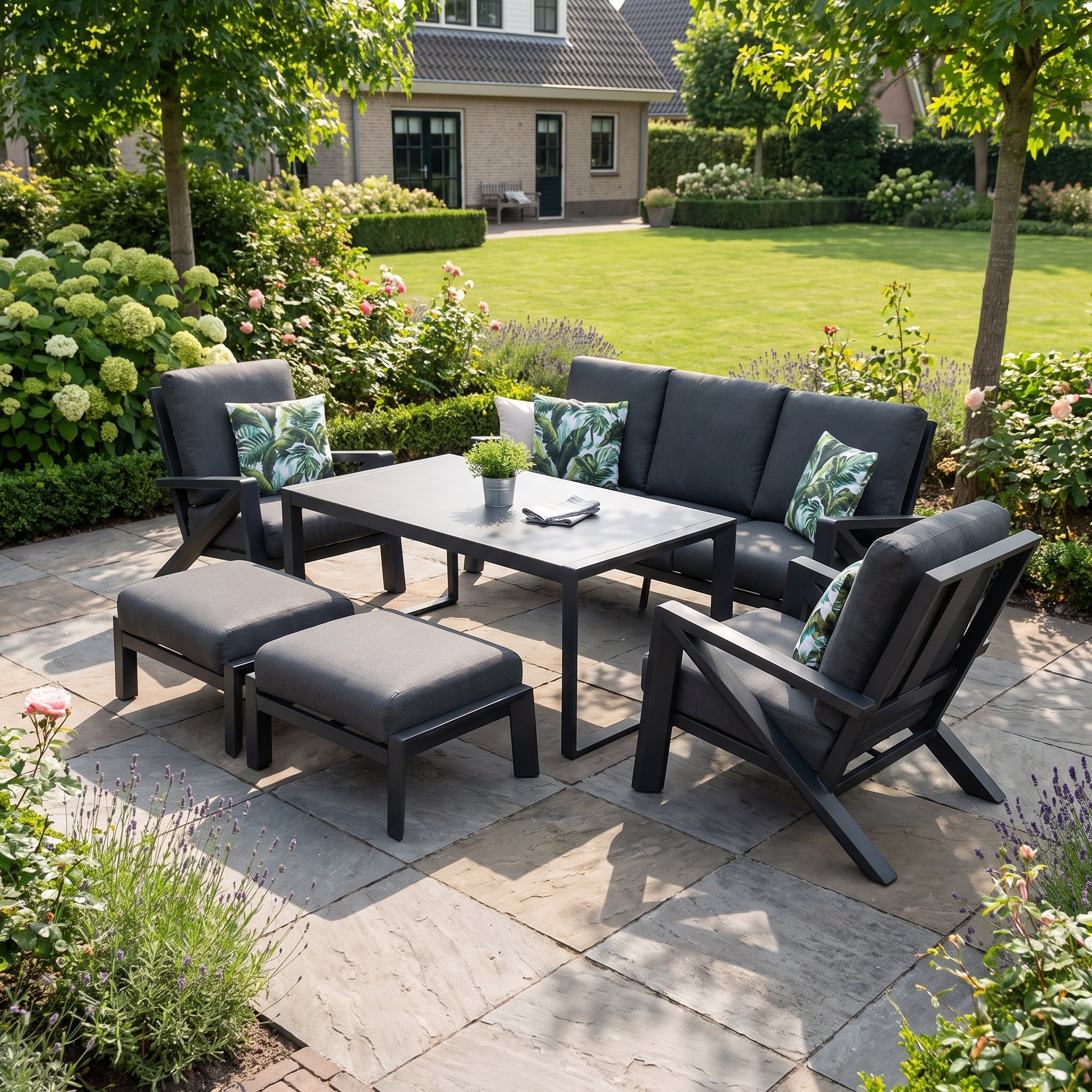 Carini Dining Loungeset Black in einem stimmungsvollen Garten