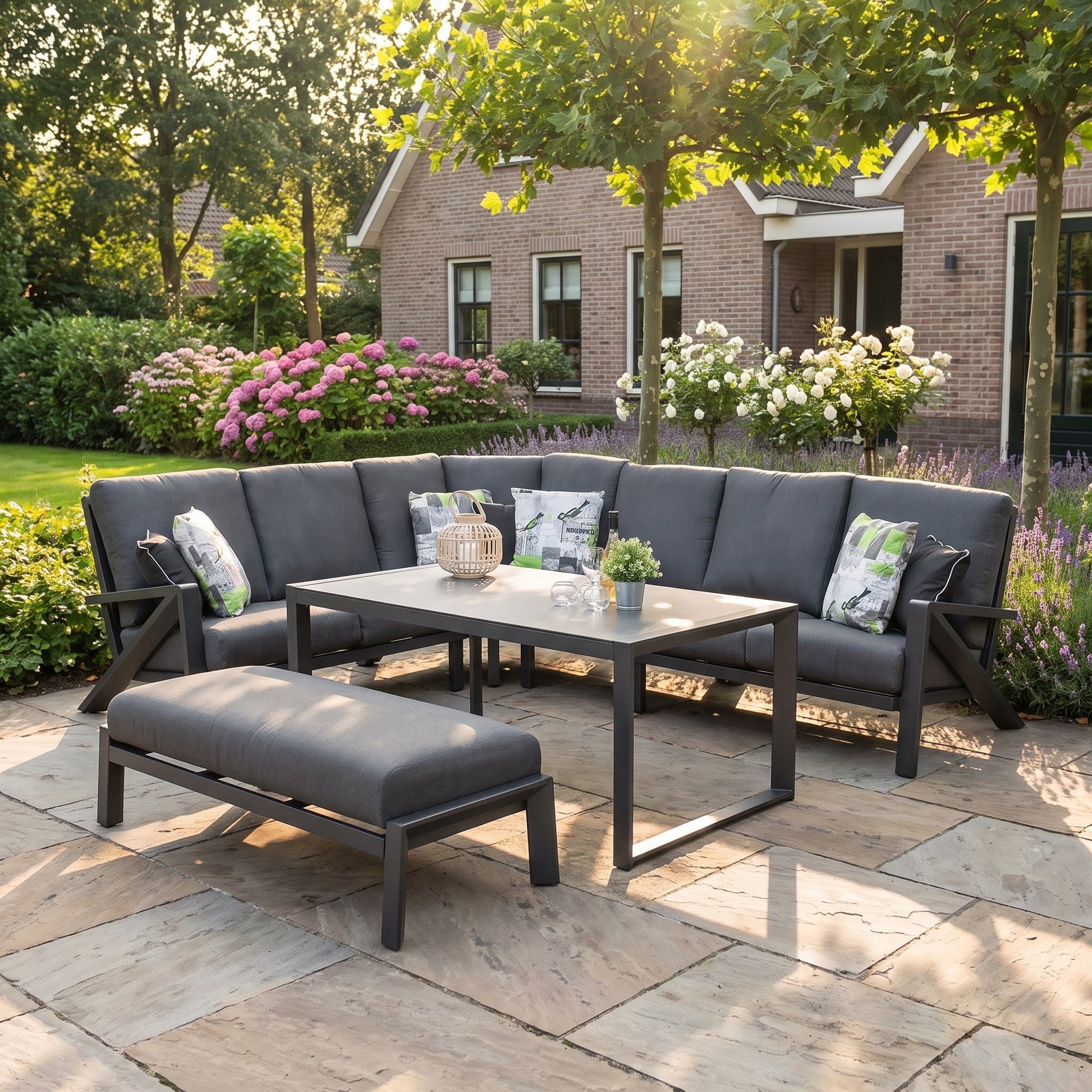 Carini Dining Eck-Loungeset Black in einem stimmungsvollen Garten