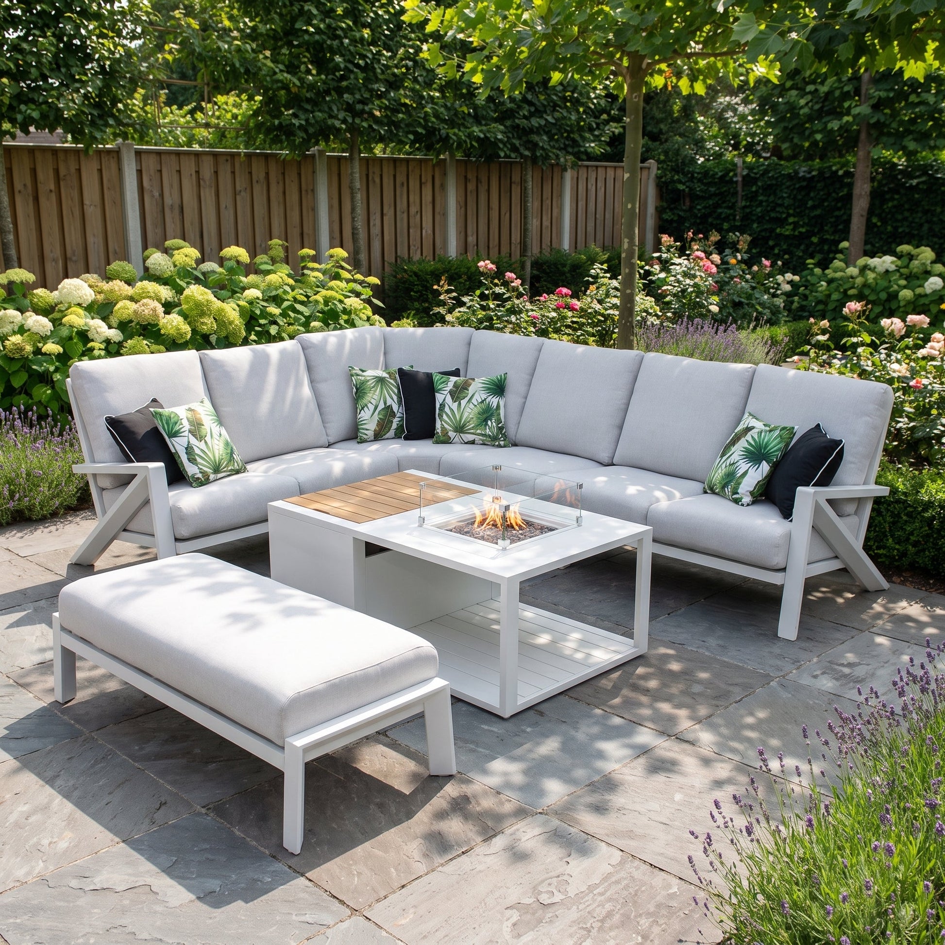 Carini Eck-Loungeset White mit Feuertisch in einem stimmungsvollen Garten