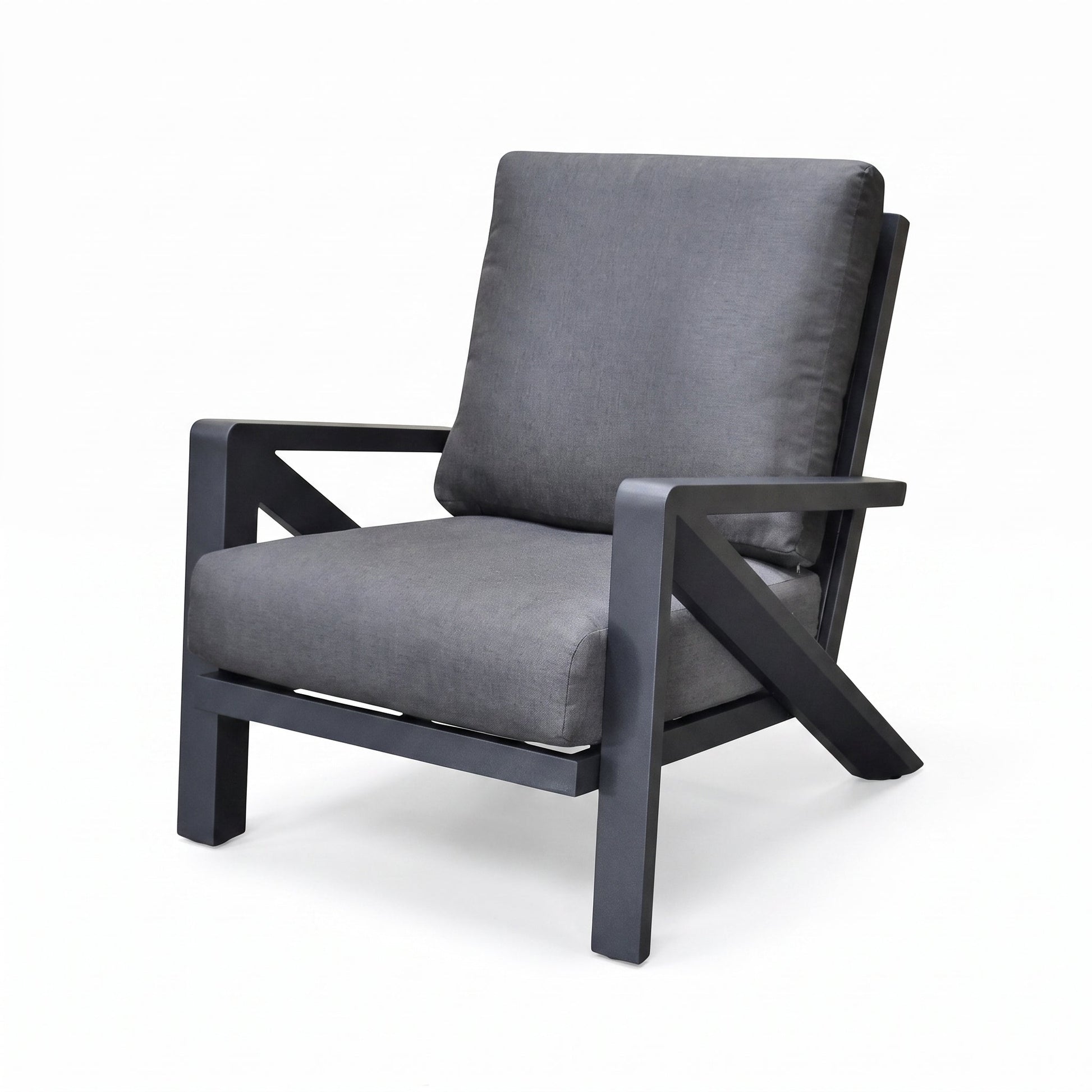 Carini Loungestoel - Black in einem stimmungsvollen Garten - Outnest Gartenmöbel