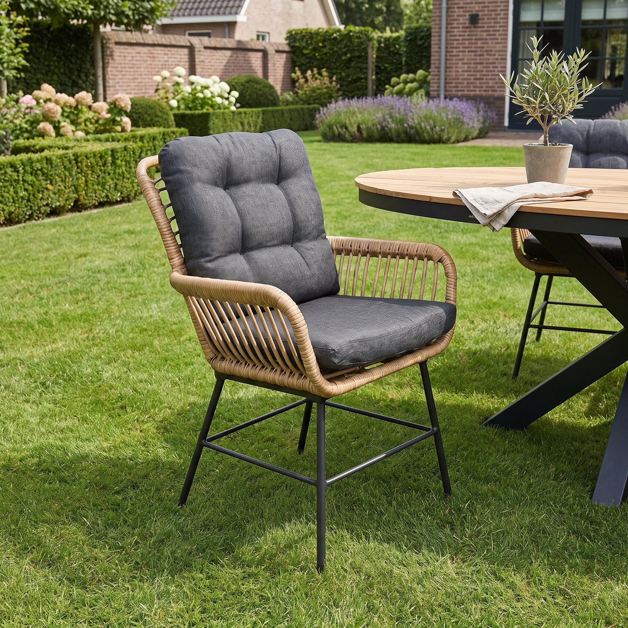 Carlton Tuinstoel | Dining - Bamboo in einem stimmungsvollen Garten - Outnest Gartenmöbel