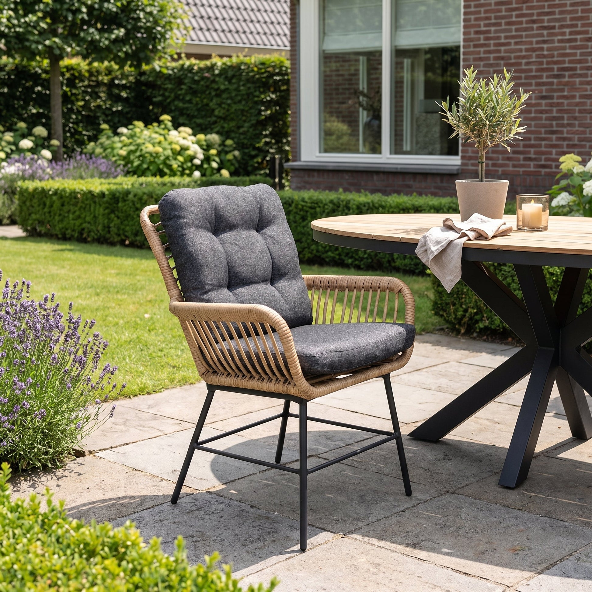 Carlton Tuinstoel | Dining - Bamboo in einem stimmungsvollen Garten - Outnest Gartenmöbel