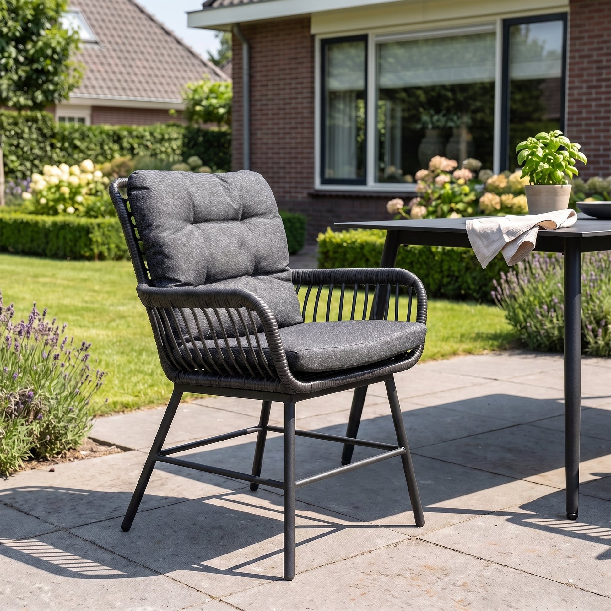 Carlton Tuinstoel | Dining - Charcoal in einem stimmungsvollen Garten - Outnest Gartenmöbel