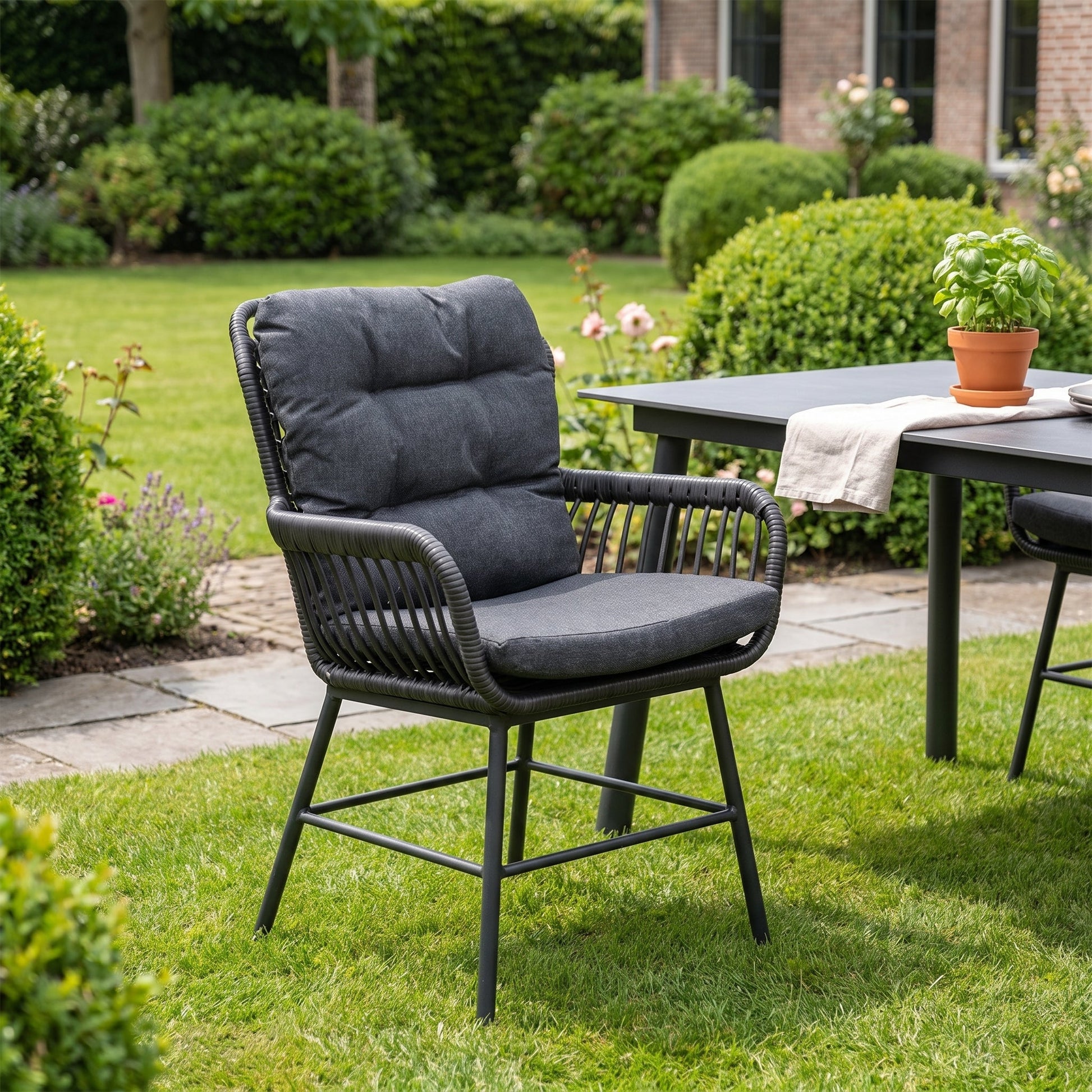 Carlton Tuinstoel | Dining - Charcoal in einem stimmungsvollen Garten - Outnest Gartenmöbel