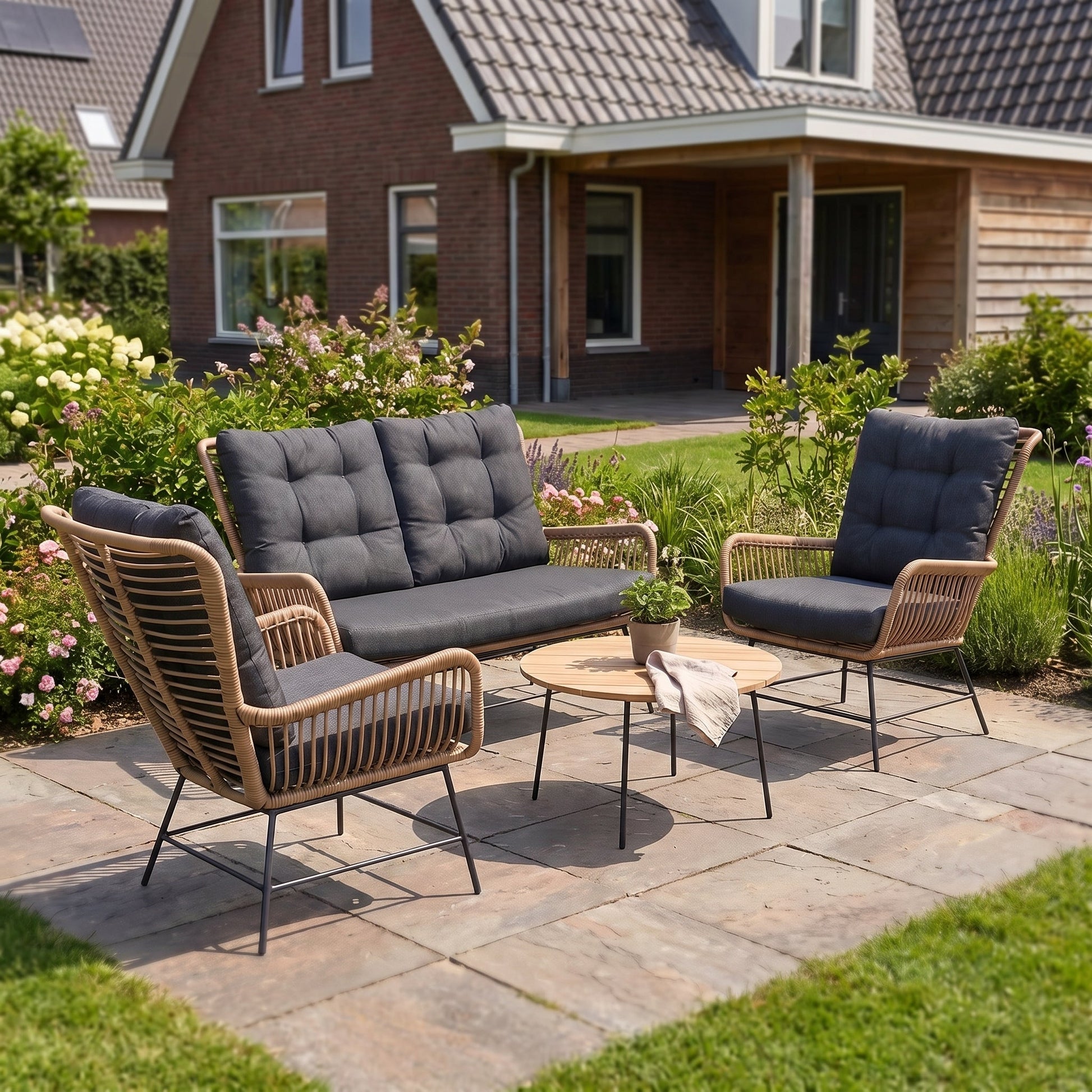 Carlton Loungeset 2-zits + 2 stoelen - Bamboo / Bamboo in einem stimmungsvollen Garten - Outnest Gartenmöbel