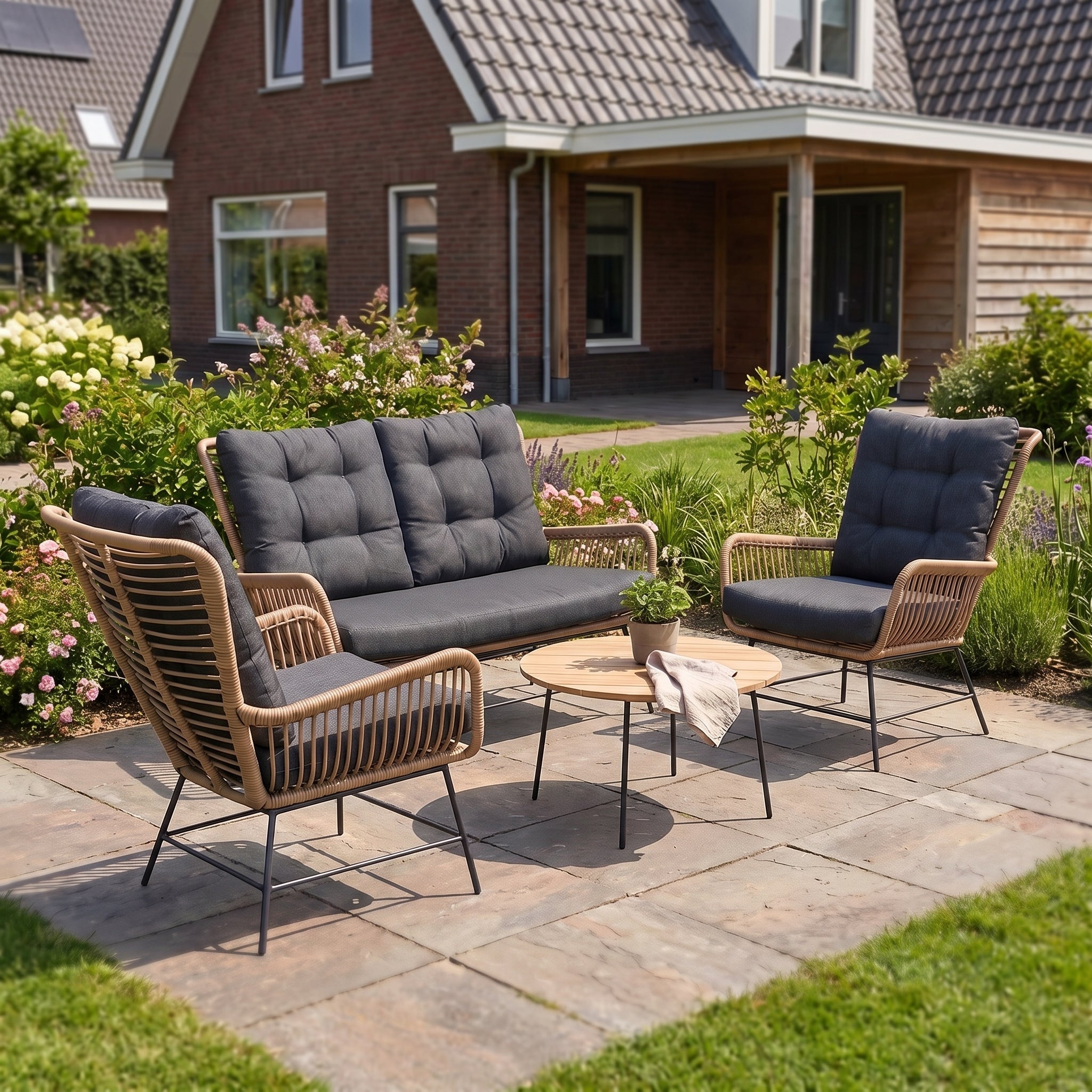 Carlton Loungeset 2-zits + 2 stoelen - Bamboo / Bamboo in einem stimmungsvollen Garten - Outnest Gartenmöbel
