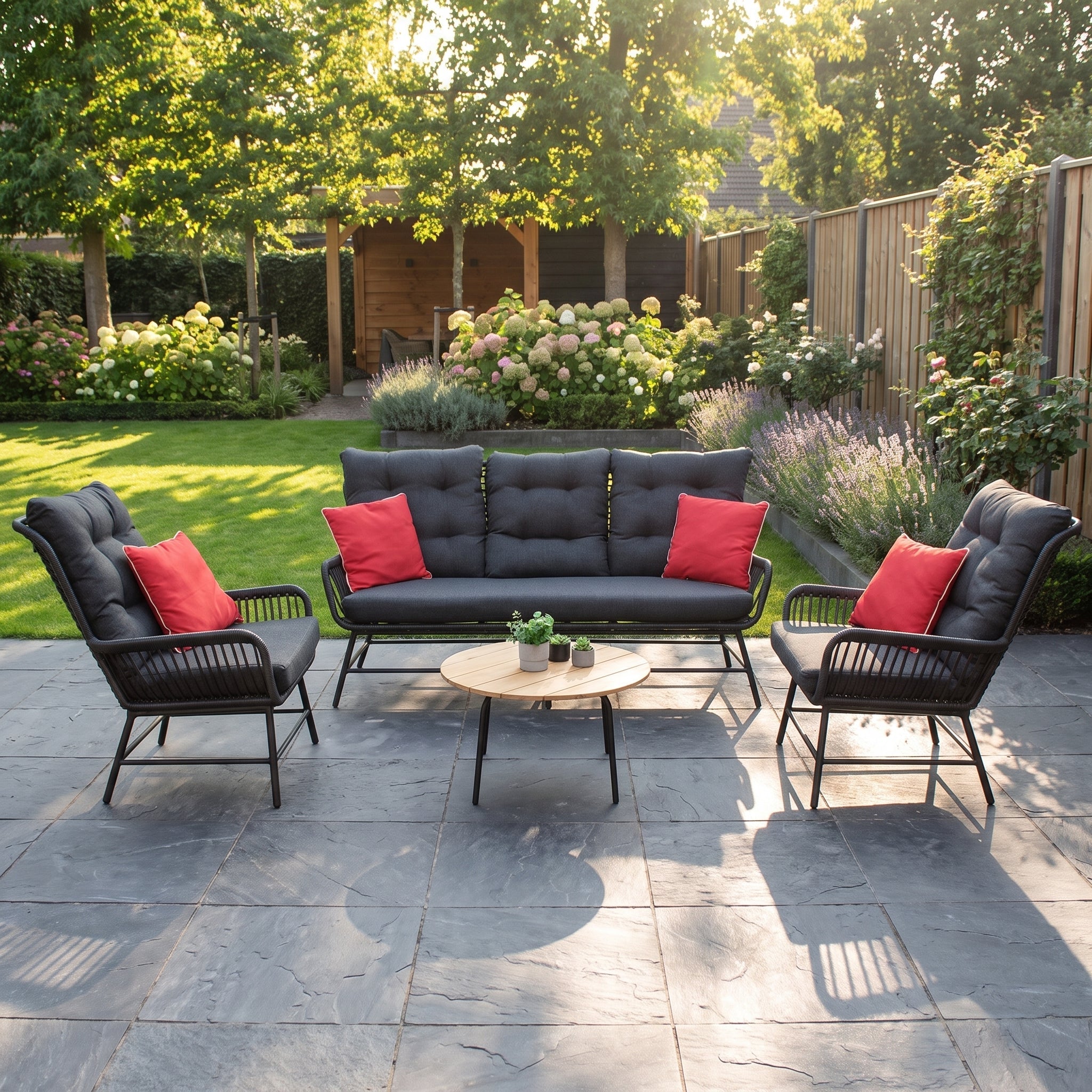 Carlton Loungeset 3-Sitzer Teak Charcoal - Lifestyle-Aufnahme auf der Terrasse - Outnest