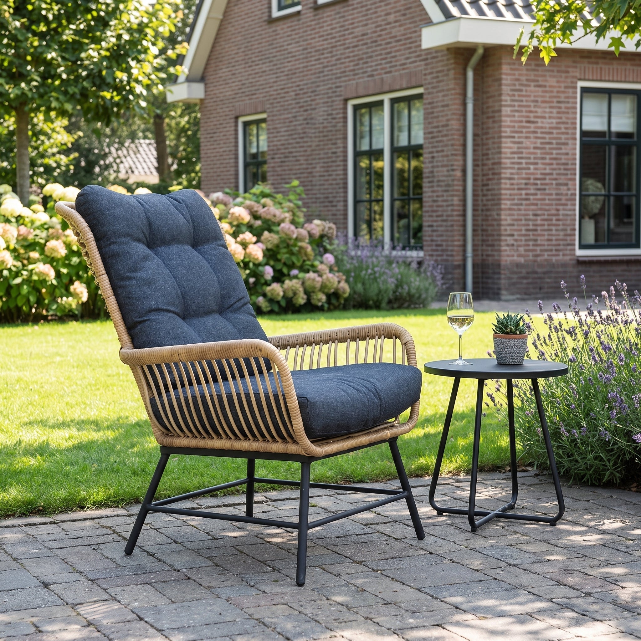 Carlton Loungestoel - Bamboo in einem stimmungsvollen Garten - Outnest Gartenmöbel