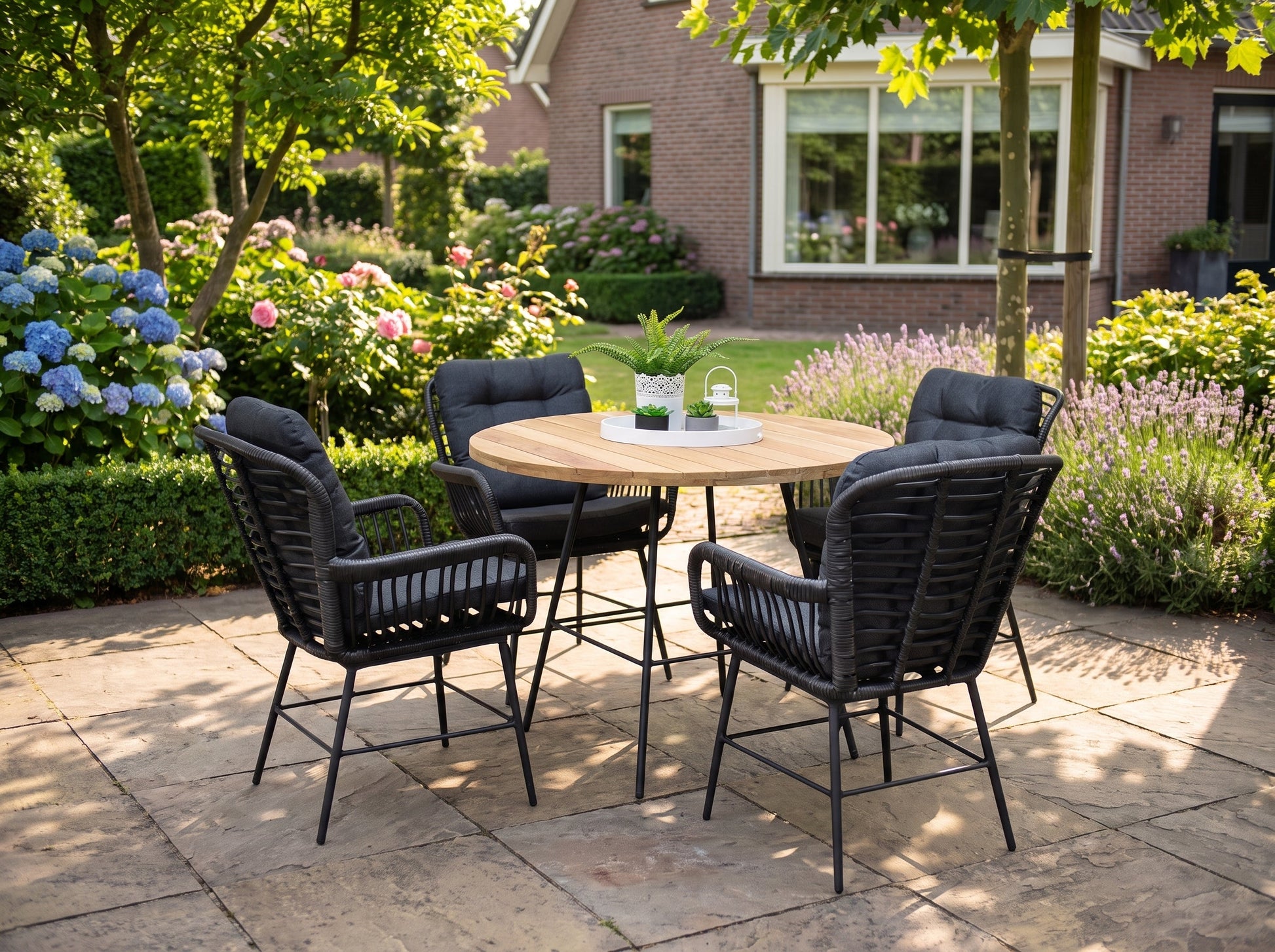 Carlton Tuinset 4 Personen - Teak / Charcoal in einem stimmungsvollen Garten - Outnest Gartenmöbel