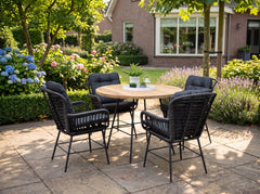 Carlton Tuinset 4 Personen - Teak / Charcoal in einem stimmungsvollen Garten - Outnest Gartenmöbel