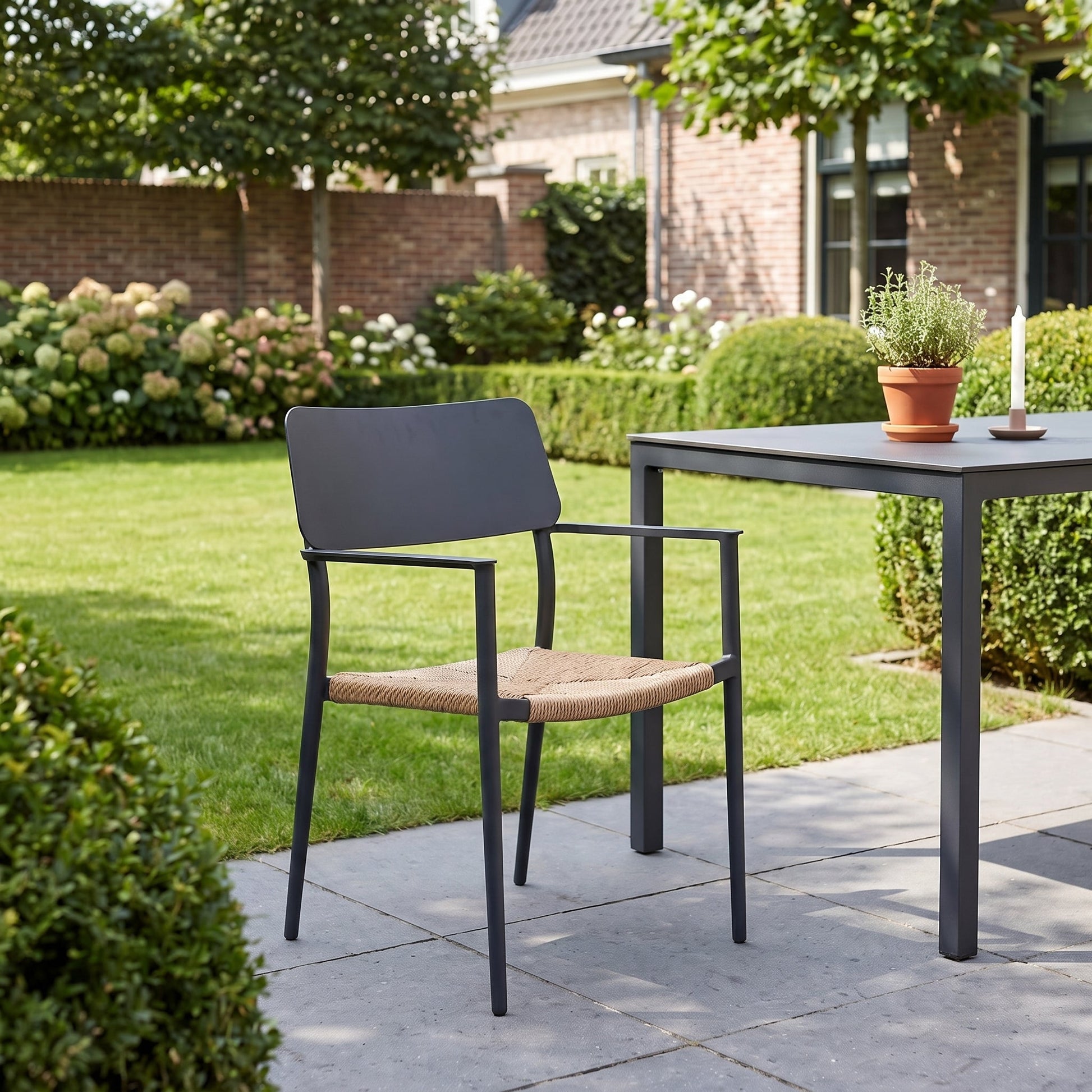 Chester Tuinstoel | Dining - Anthracite in einem stimmungsvollen Garten - Outnest Gartenmöbel