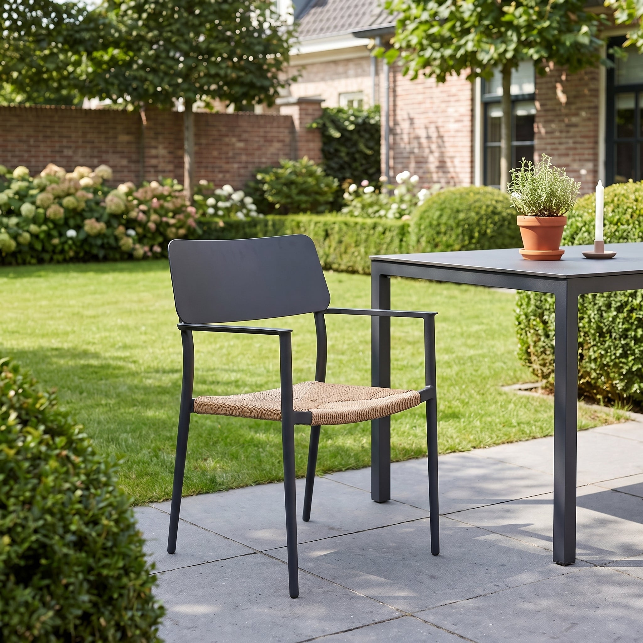 Chester Tuinstoel | Dining - Anthracite in einem stimmungsvollen Garten - Outnest Gartenmöbel